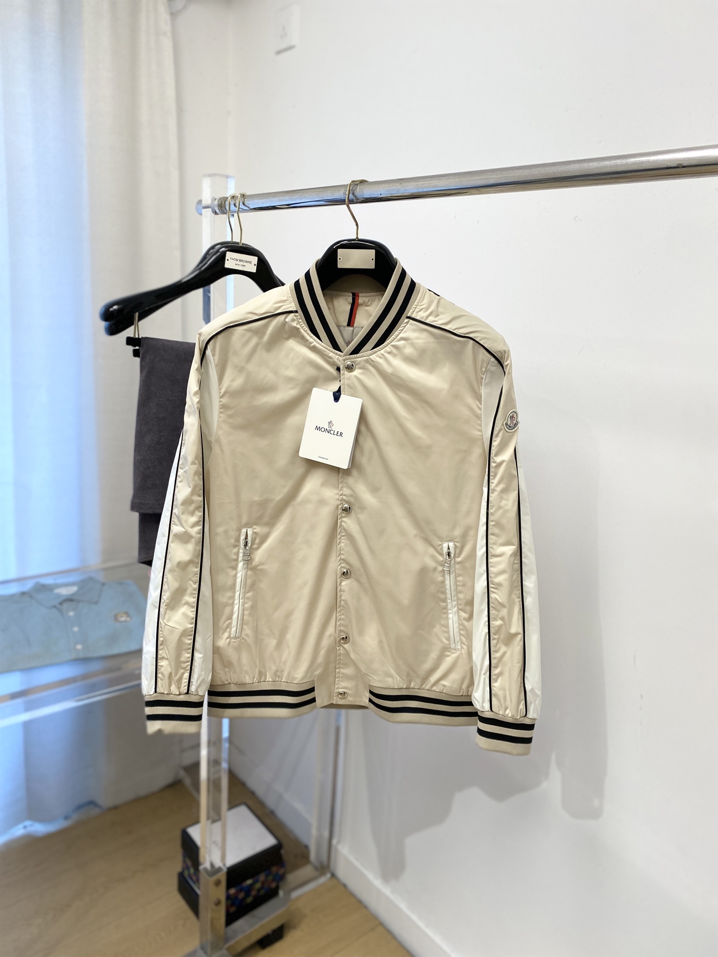 蒙口、2025新品夹克外套，时尚帅气，简约百搭款，袖口刺绣装饰图案logo，定制原版面料，不仅挺括，保持