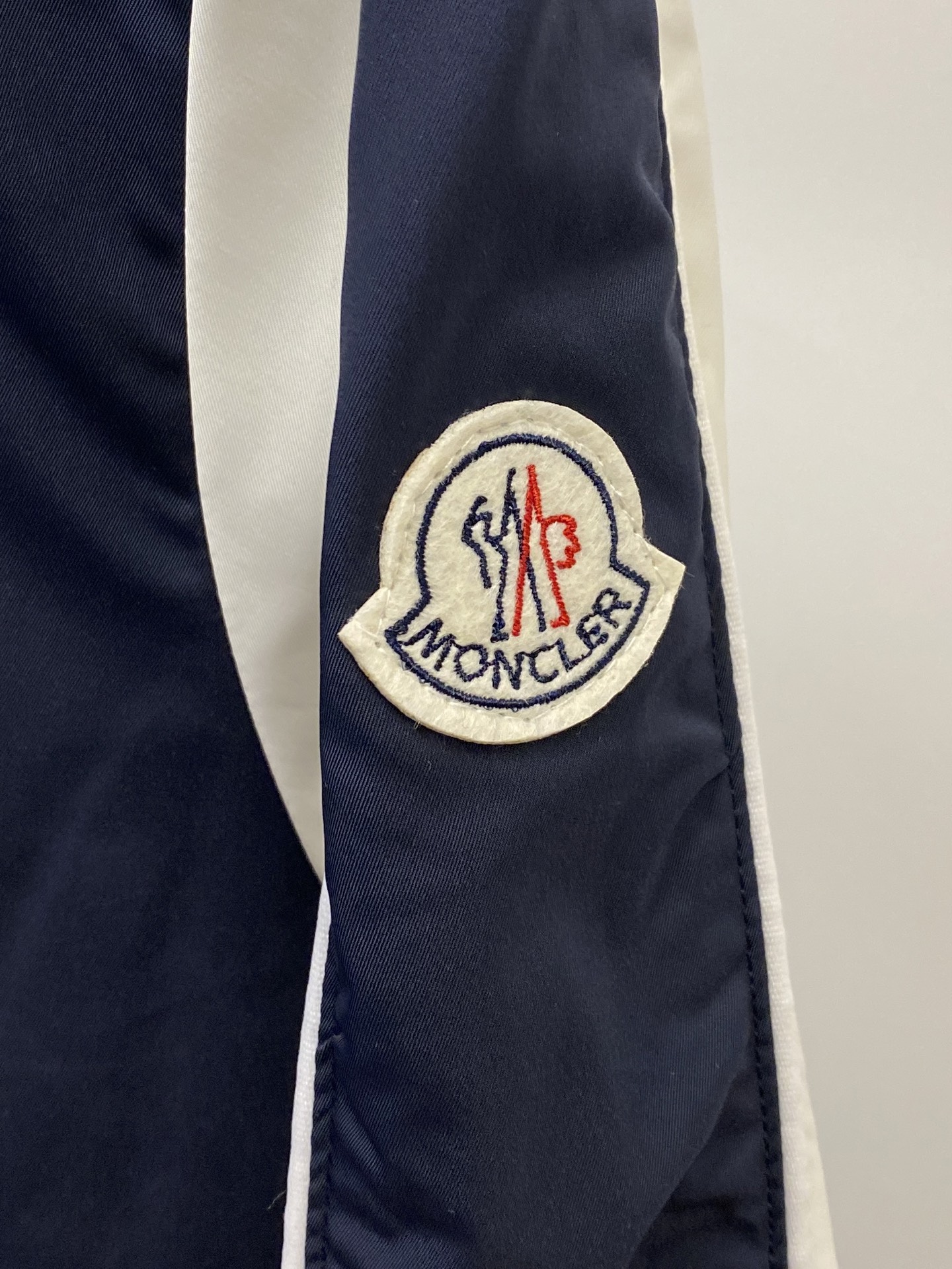 蒙口、2025新品夹克外套，时尚帅气，简约百搭款，袖口刺绣装饰图案logo，定制原版面料，不仅挺括，保持