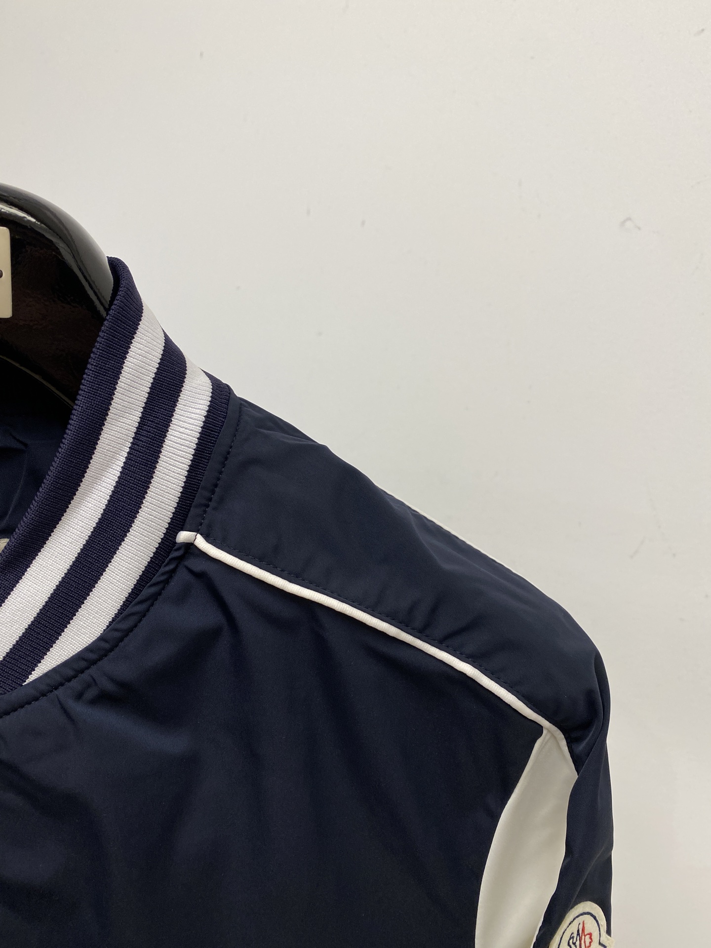 蒙口、2025新品夹克外套，时尚帅气，简约百搭款，袖口刺绣装饰图案logo，定制原版面料，不仅挺括，保持