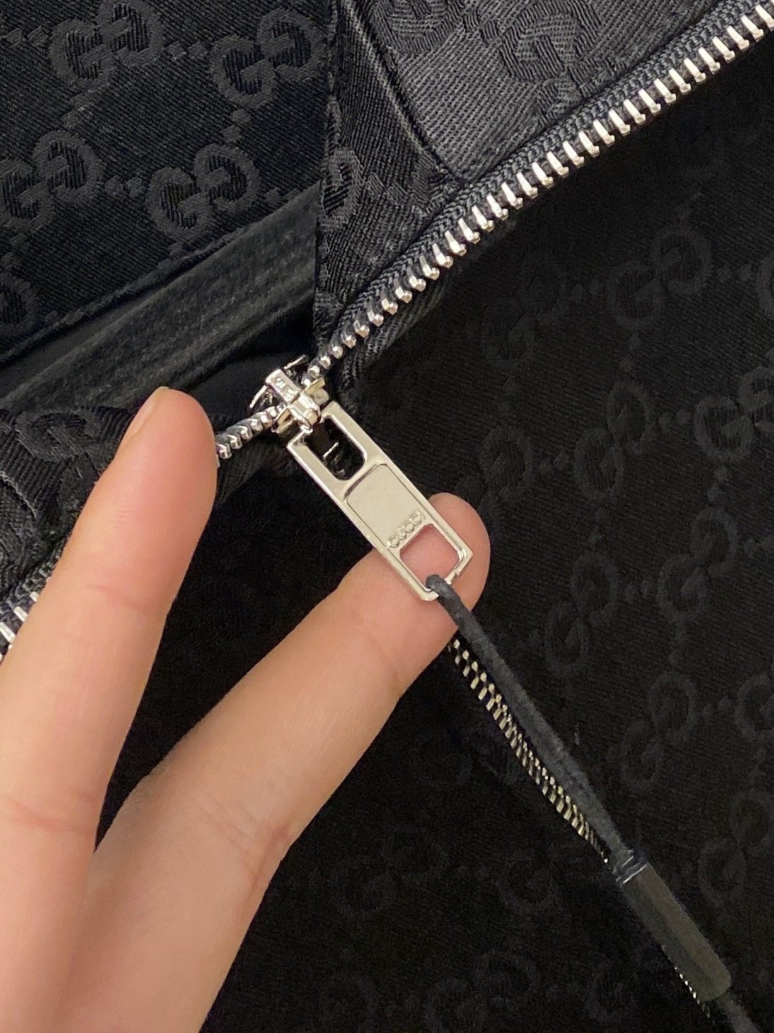 古奇、2025新品夹克外套，时尚帅气，简约百搭款，顶级数码定位定织字母logo，定制原版面料，不仅挺括，