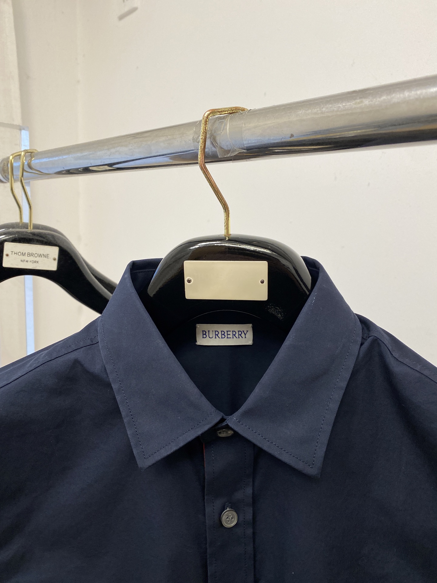 ￼ 巴宝莉、2025新品衬衫，时尚帅气，简约百搭款，定制原版面料，不仅挺括，保持潮流的廓形，又穿着舒适，