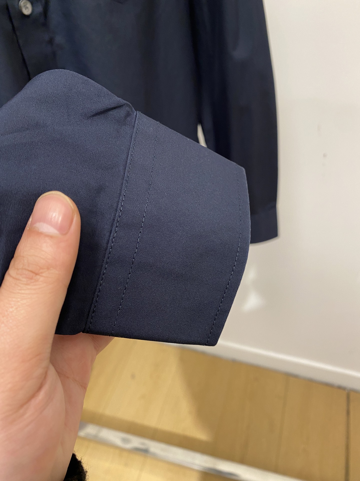 ￼ 巴宝莉、2025新品衬衫，时尚帅气，简约百搭款，定制原版面料，不仅挺括，保持潮流的廓形，又穿着舒适，