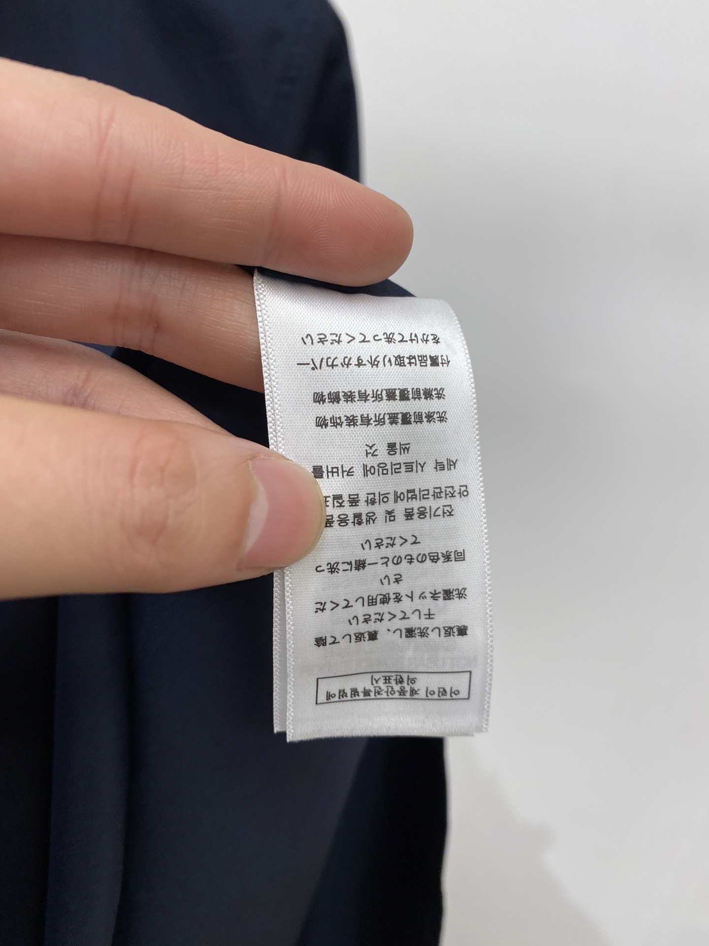 ￼ 巴宝莉、2025新品衬衫，时尚帅气，简约百搭款，定制原版面料，不仅挺括，保持潮流的廓形，又穿着舒适，