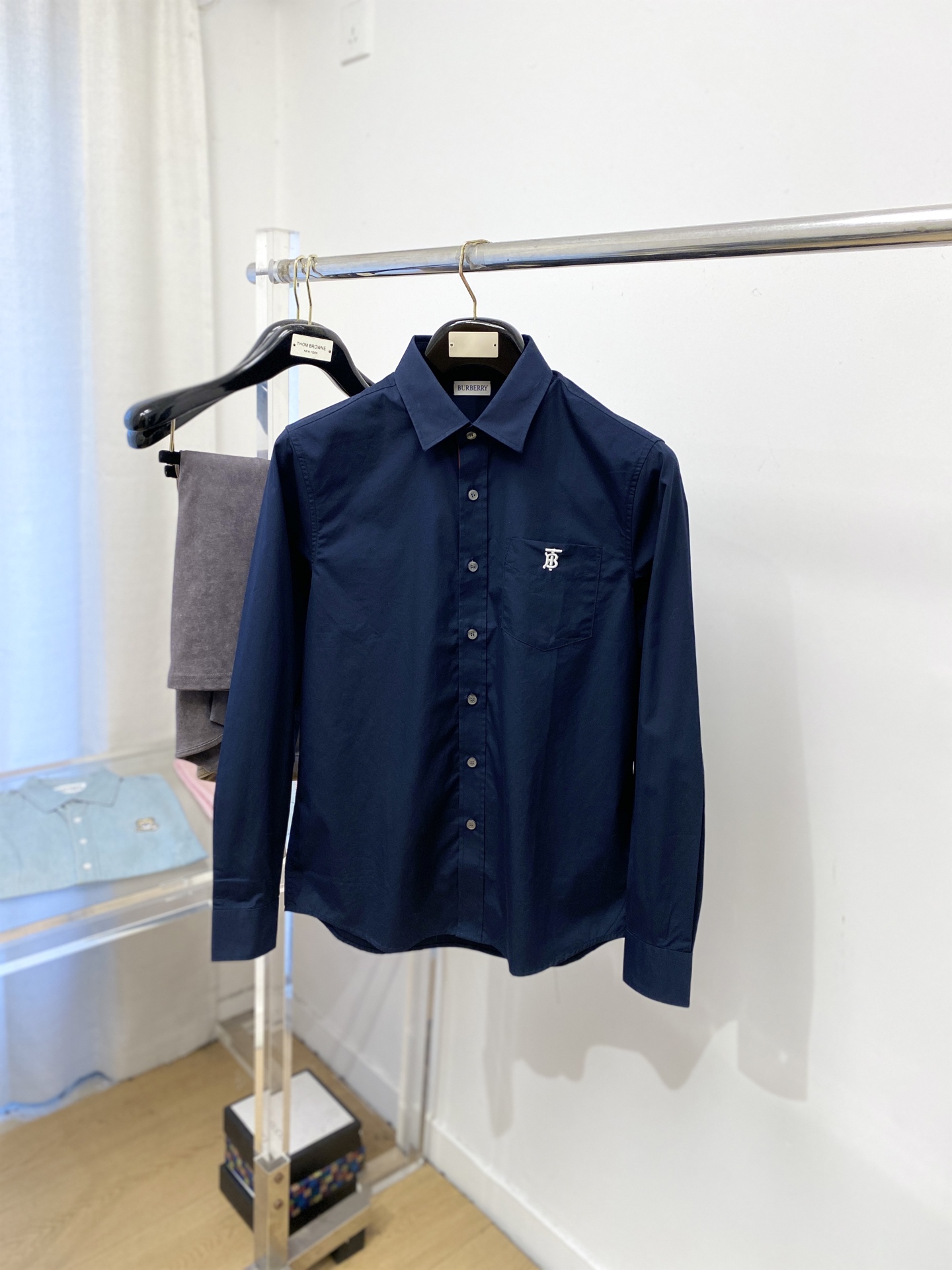 ￼ 巴宝莉、2025新品衬衫，时尚帅气，简约百搭款，定制原版面料，不仅挺括，保持潮流的廓形，又穿着舒适，