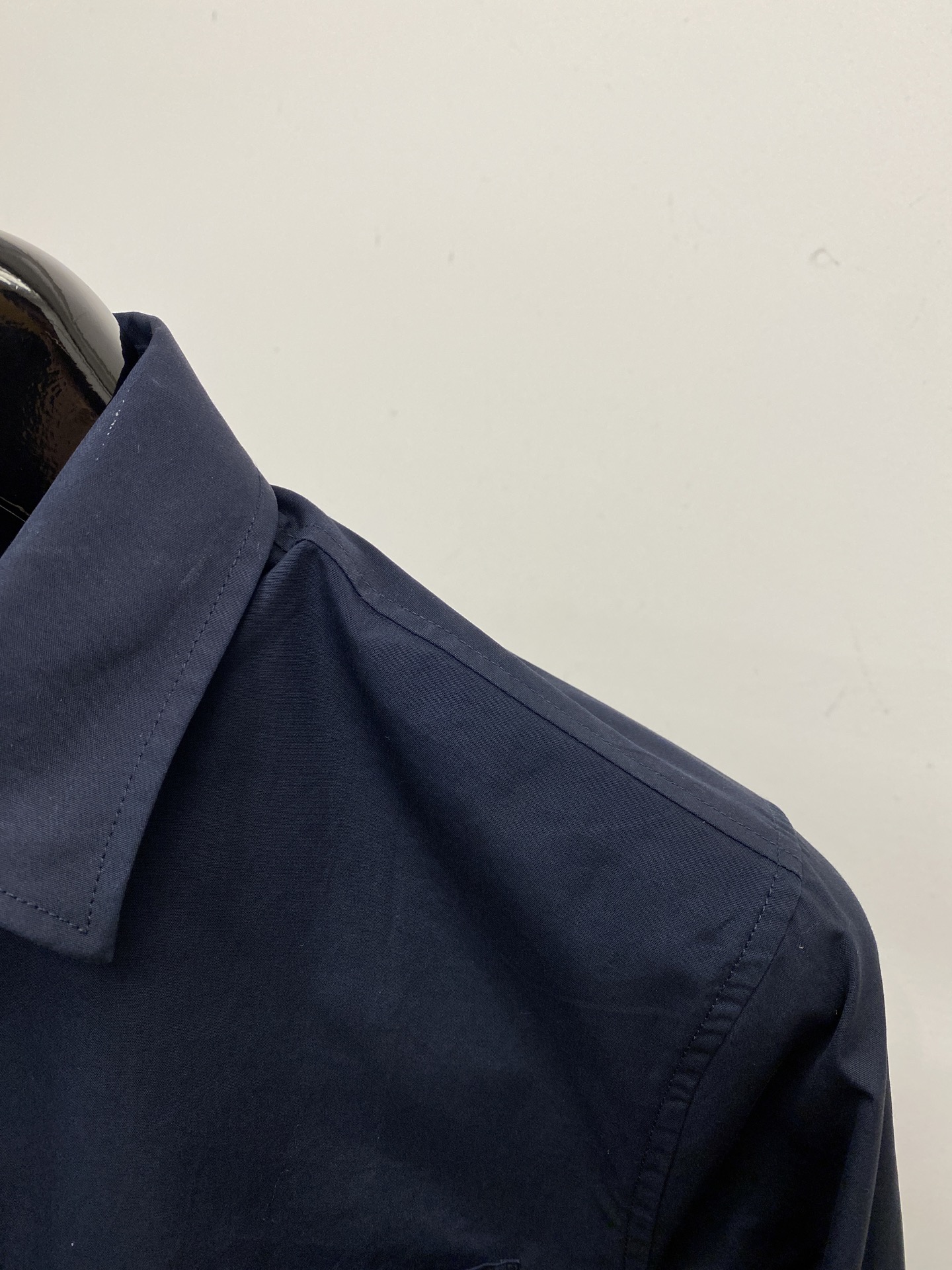 ￼ 巴宝莉、2025新品衬衫，时尚帅气，简约百搭款，定制原版面料，不仅挺括，保持潮流的廓形，又穿着舒适，