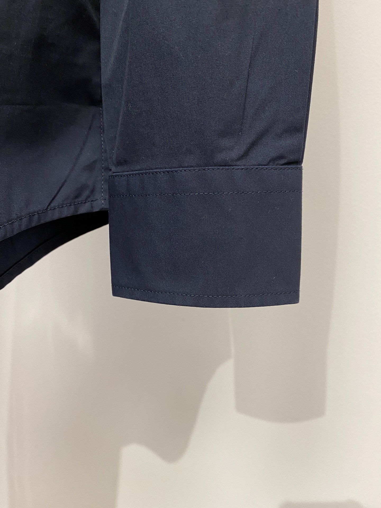 ￼ 巴宝莉、2025新品衬衫，时尚帅气，简约百搭款，定制原版面料，不仅挺括，保持潮流的廓形，又穿着舒适，