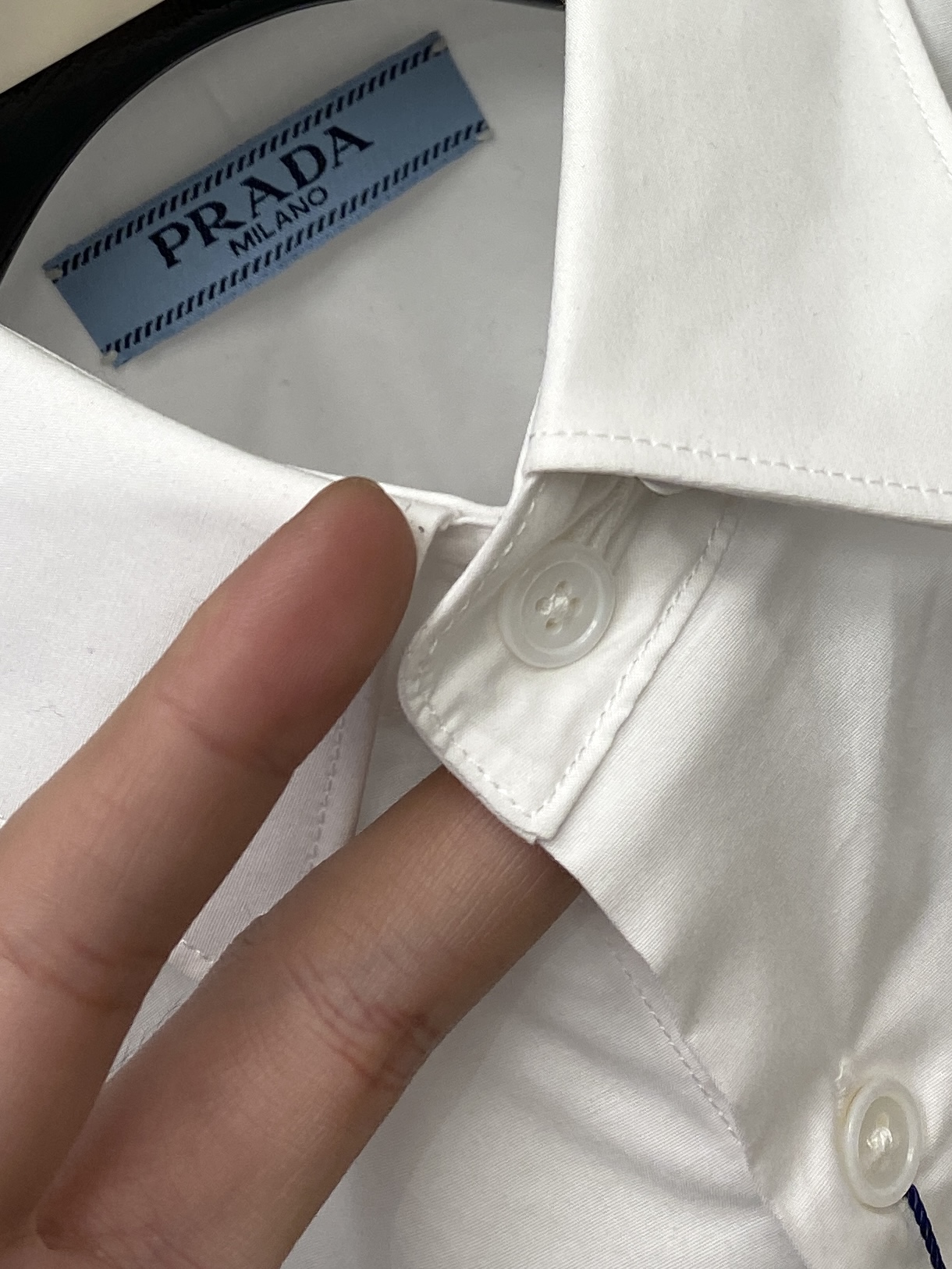 普拉达、2025新品衬衫，时尚帅气，简约百搭款，定制原版面料，不仅挺括，保持潮流的廓形，又穿着舒适，纱织