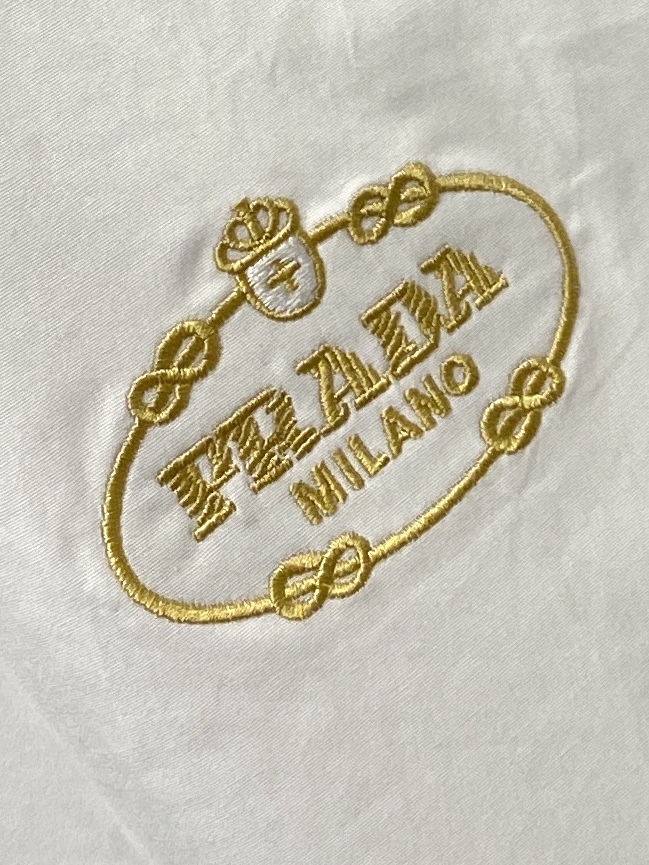 普拉达、2025新品衬衫，时尚帅气，简约百搭款，定制原版面料，不仅挺括，保持潮流的廓形，又穿着舒适，纱织