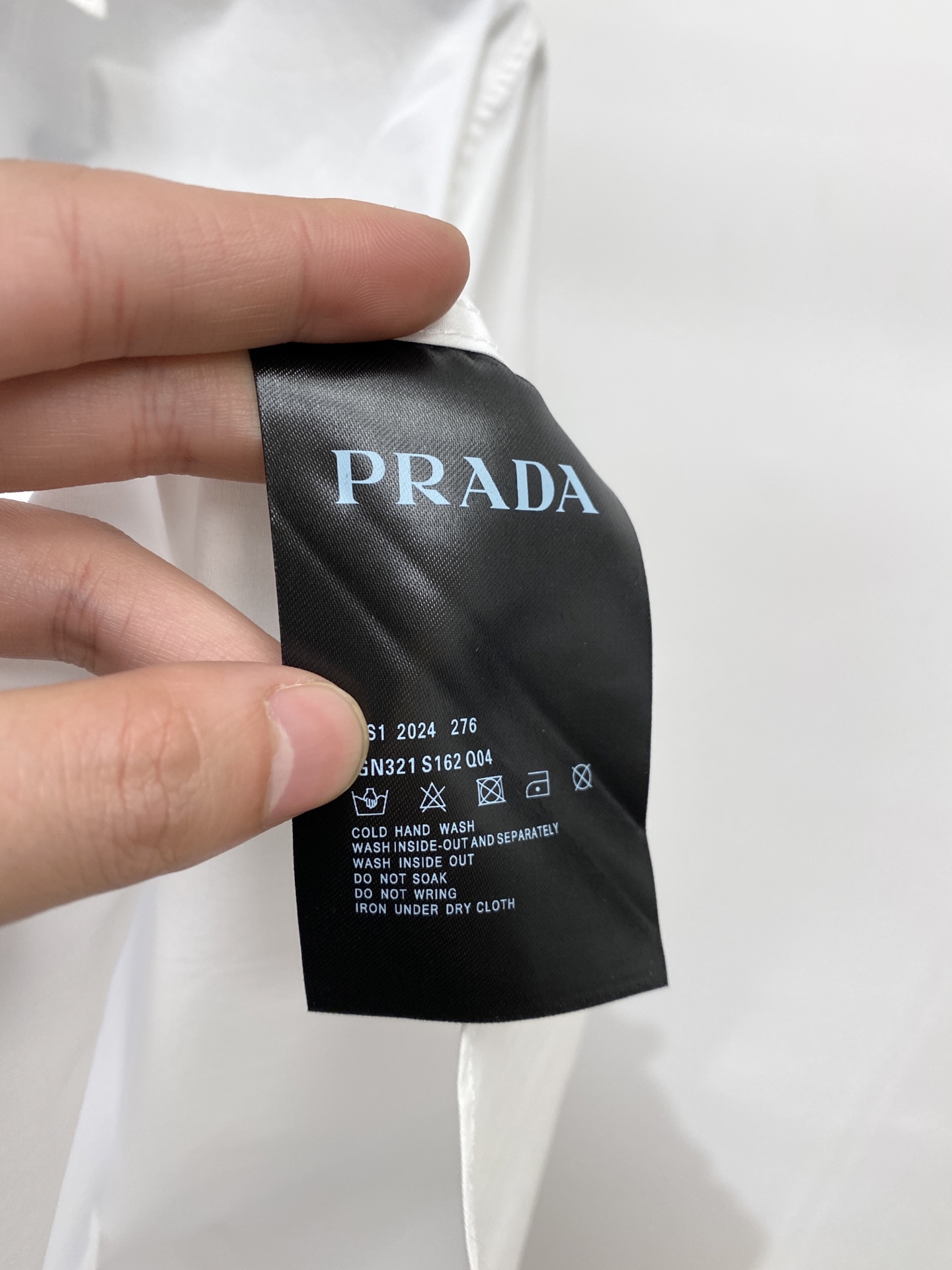 普拉达、2025新品衬衫，时尚帅气，简约百搭款，定制原版面料，不仅挺括，保持潮流的廓形，又穿着舒适，纱织