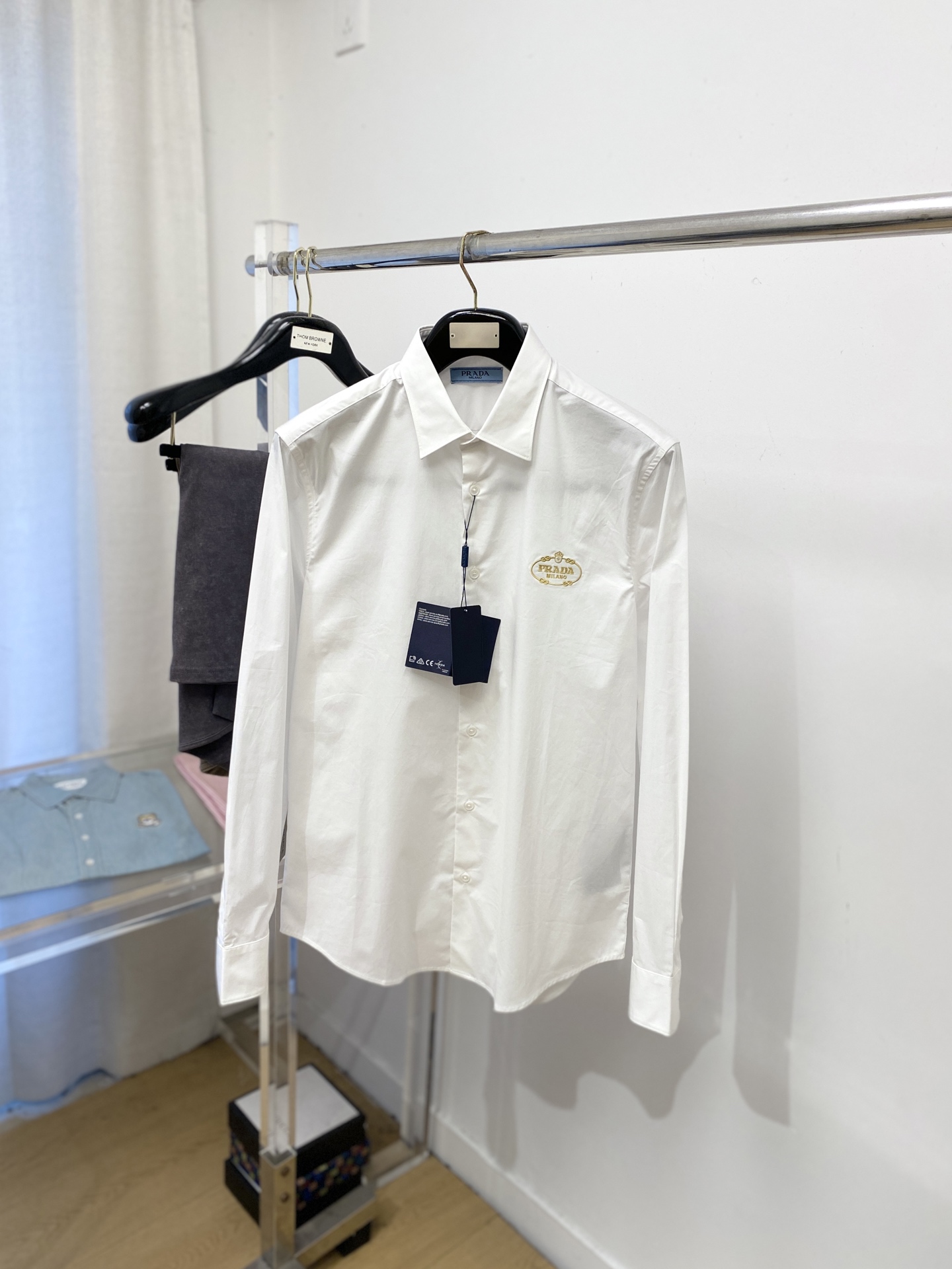 普拉达、2025新品衬衫，时尚帅气，简约百搭款，定制原版面料，不仅挺括，保持潮流的廓形，又穿着舒适，纱织