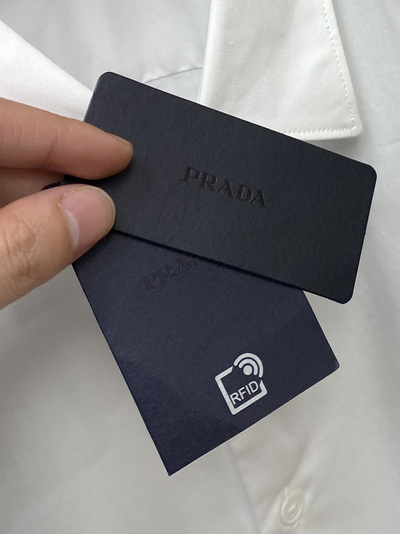 普拉达、2025新品衬衫，时尚帅气，简约百搭款，定制原版面料，不仅挺括，保持潮流的廓形，又穿着舒适，纱织