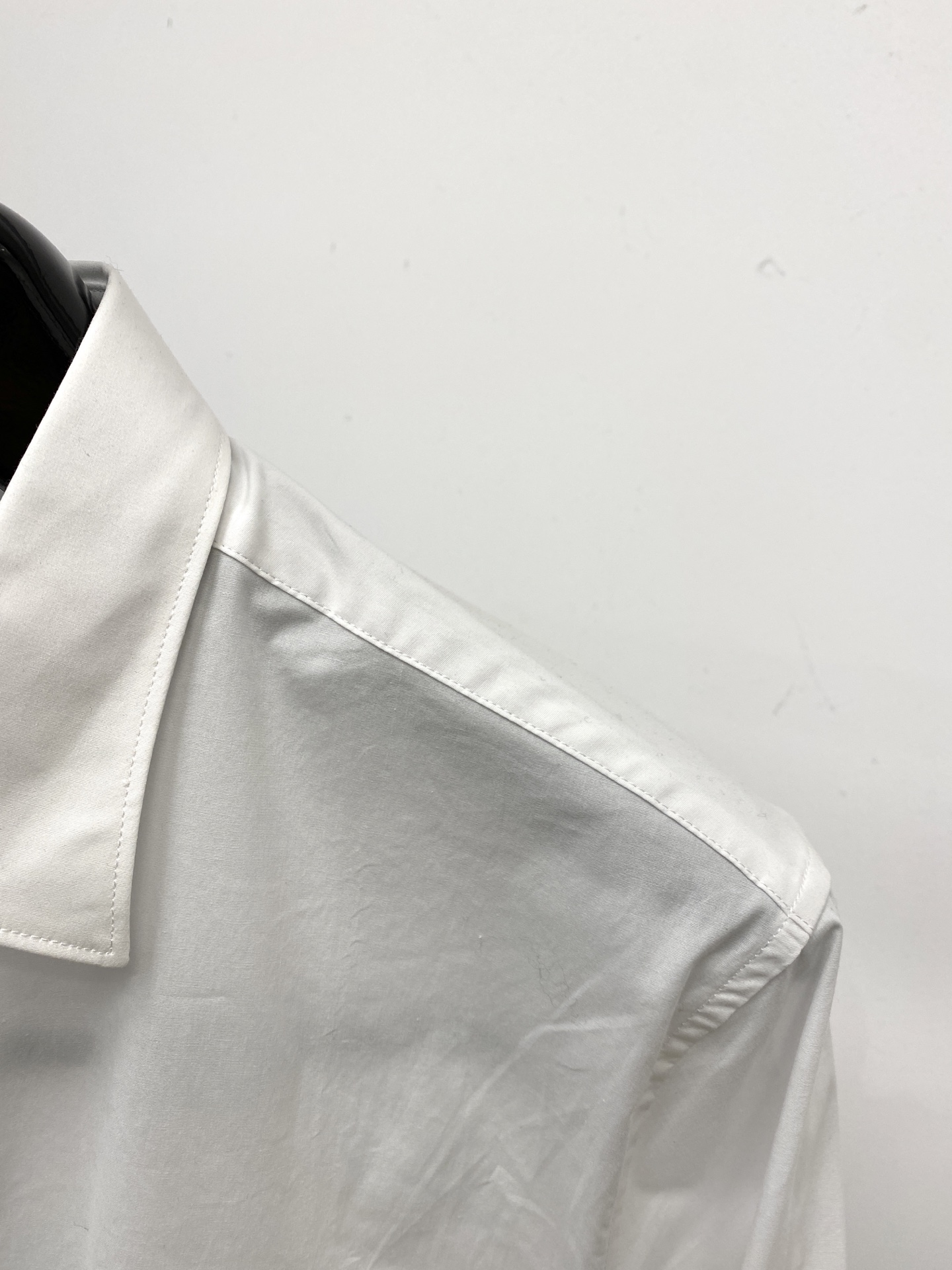 普拉达、2025新品衬衫，时尚帅气，简约百搭款，定制原版面料，不仅挺括，保持潮流的廓形，又穿着舒适，纱织