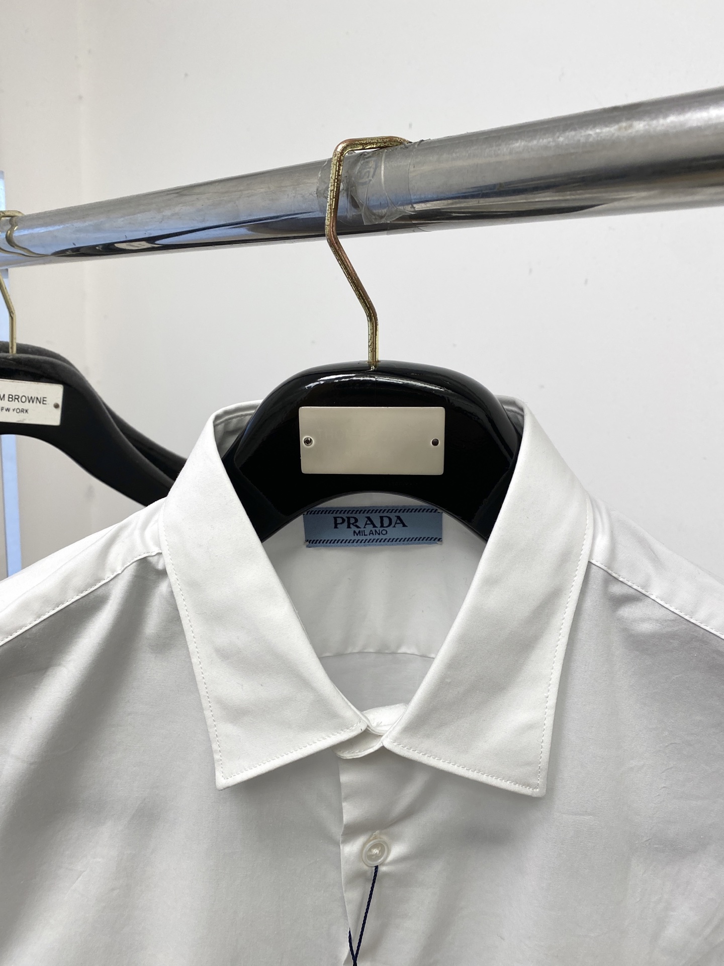 普拉达、2025新品衬衫，时尚帅气，简约百搭款，定制原版面料，不仅挺括，保持潮流的廓形，又穿着舒适，纱织
