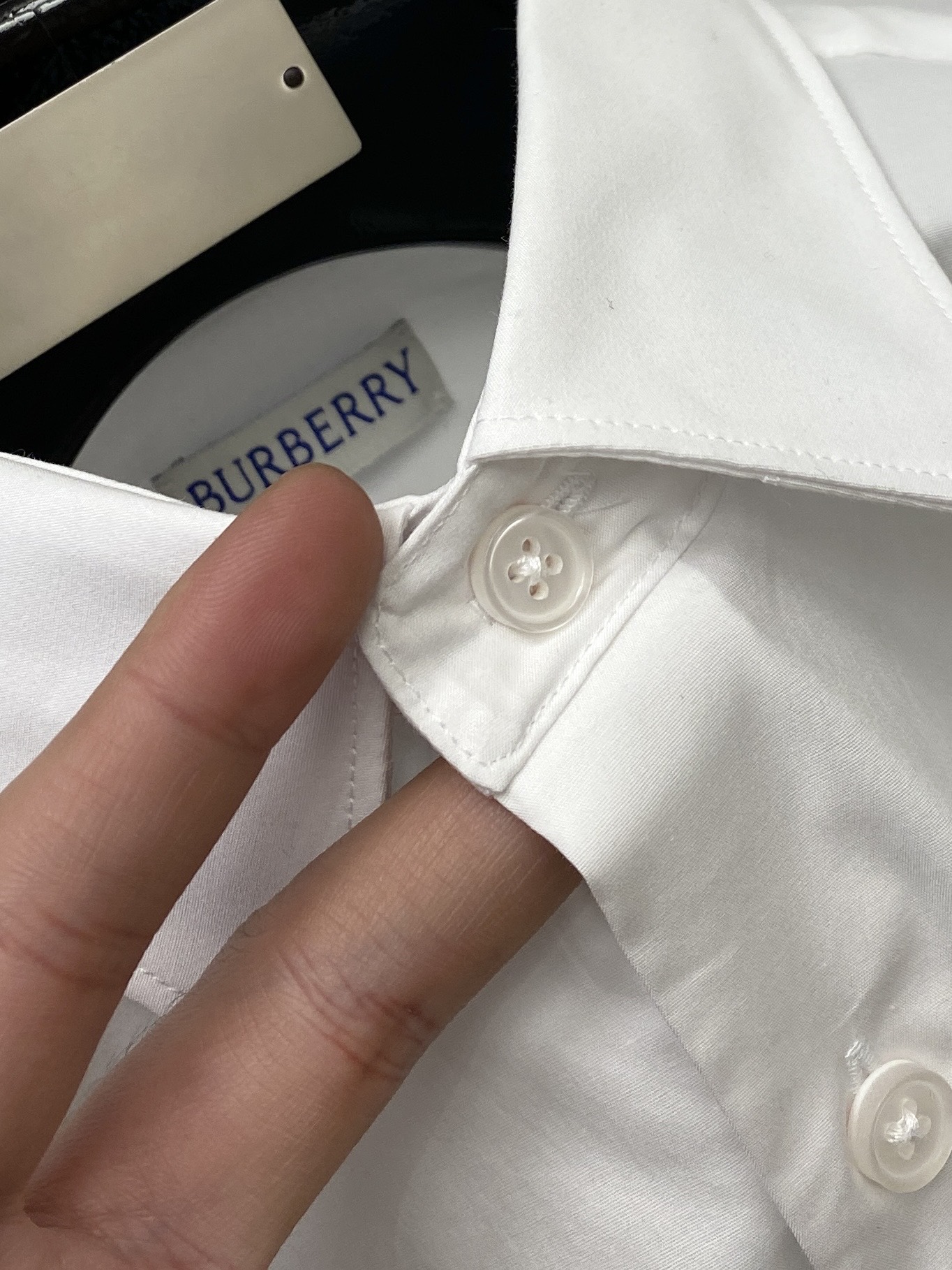 巴宝莉、2025新品衬衫，时尚帅气，简约百搭款，定制原版面料，不仅挺括，保持潮流的廓形，又穿着舒适，纱织