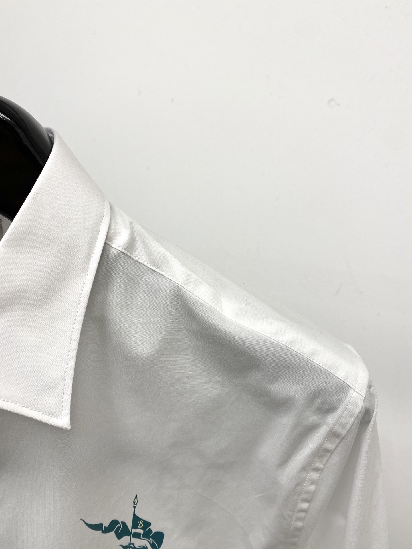 巴宝莉、2025新品衬衫，时尚帅气，简约百搭款，定制原版面料，不仅挺括，保持潮流的廓形，又穿着舒适，纱织