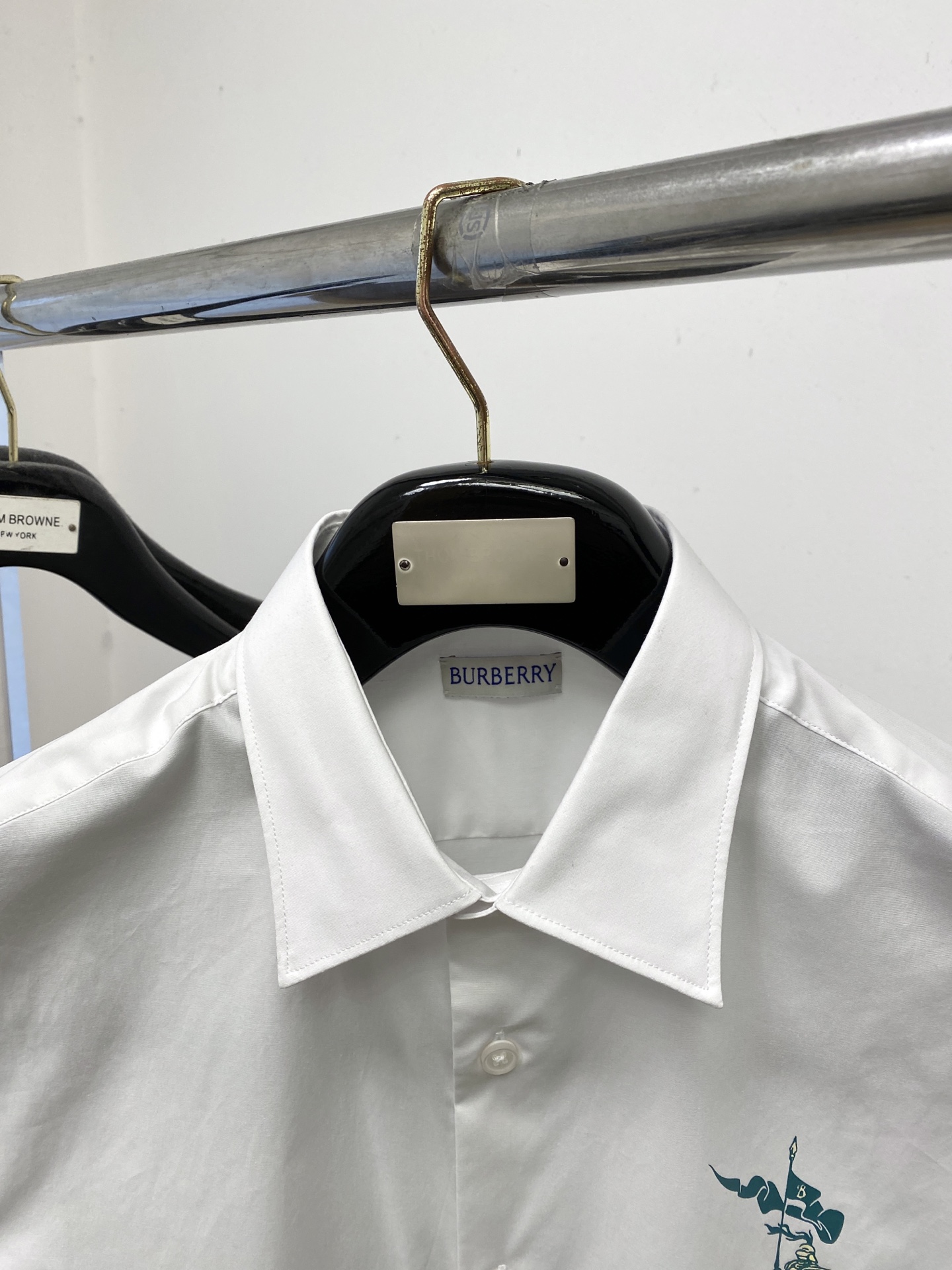 巴宝莉、2025新品衬衫，时尚帅气，简约百搭款，定制原版面料，不仅挺括，保持潮流的廓形，又穿着舒适，纱织