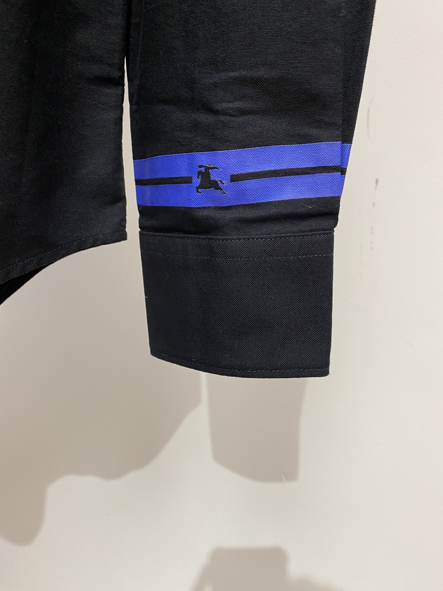 巴宝莉、2025新品衬衫，时尚帅气，简约百搭款，定制原版面料，不仅挺括，保持潮流的廓形，又穿着舒适，纱织