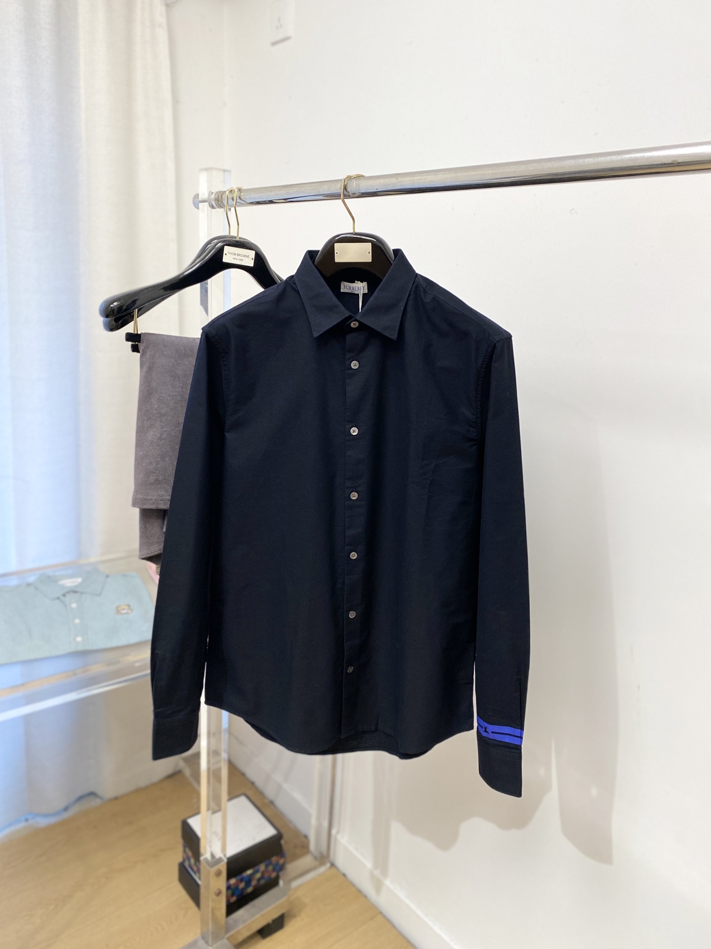 巴宝莉、2025新品衬衫，时尚帅气，简约百搭款，定制原版面料，不仅挺括，保持潮流的廓形，又穿着舒适，纱织