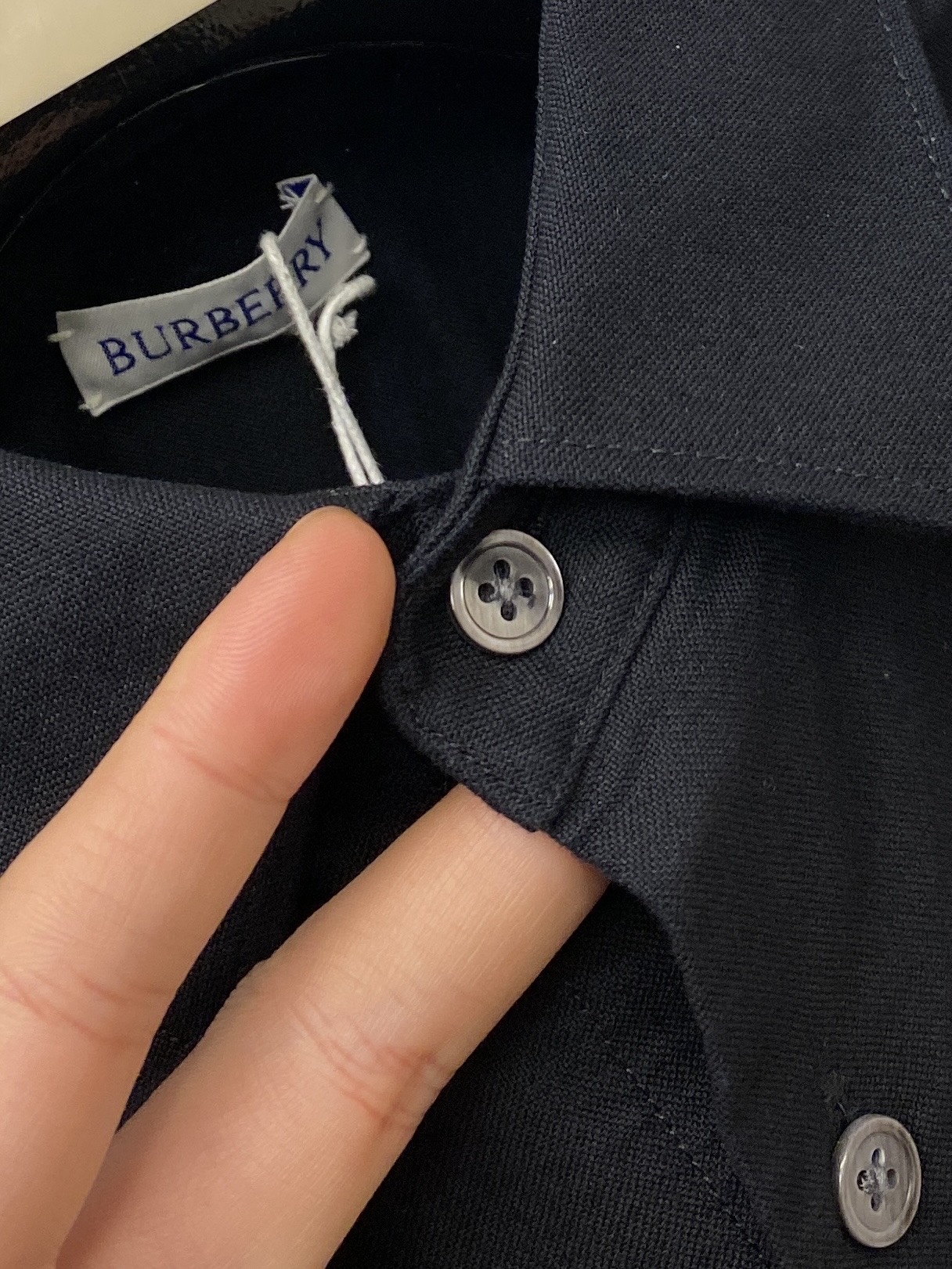 巴宝莉、2025新品衬衫，时尚帅气，简约百搭款，定制原版面料，不仅挺括，保持潮流的廓形，又穿着舒适，纱织