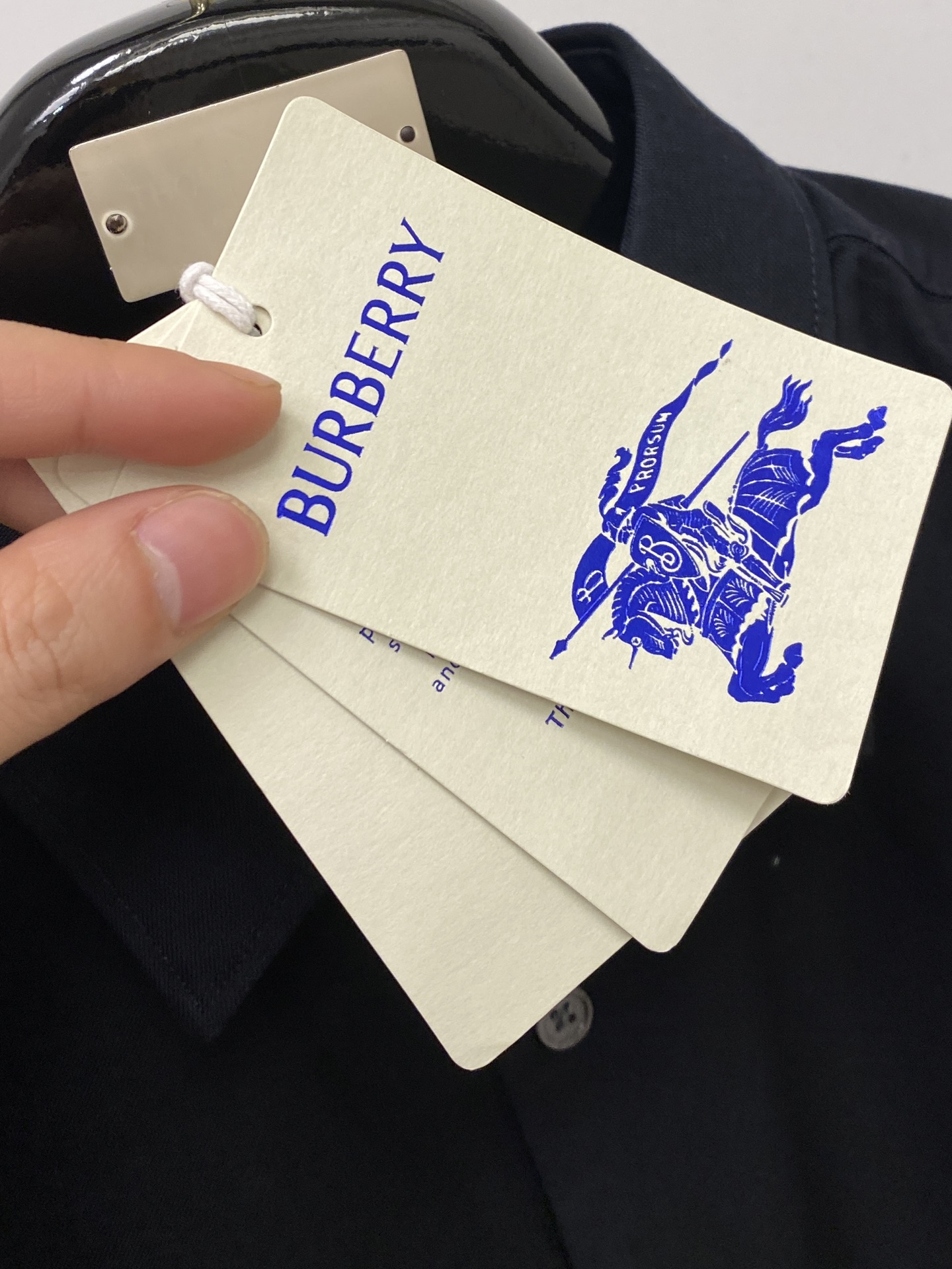 巴宝莉、2025新品衬衫，时尚帅气，简约百搭款，定制原版面料，不仅挺括，保持潮流的廓形，又穿着舒适，纱织