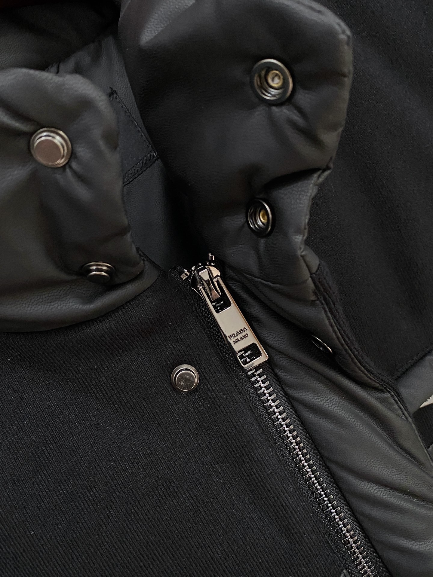 普拉达、2025最新款男士轻薄羽绒马甲、面料柔软舒适 ．上身版型超赞 ．拉链．辅料都是客供 、进口面料，