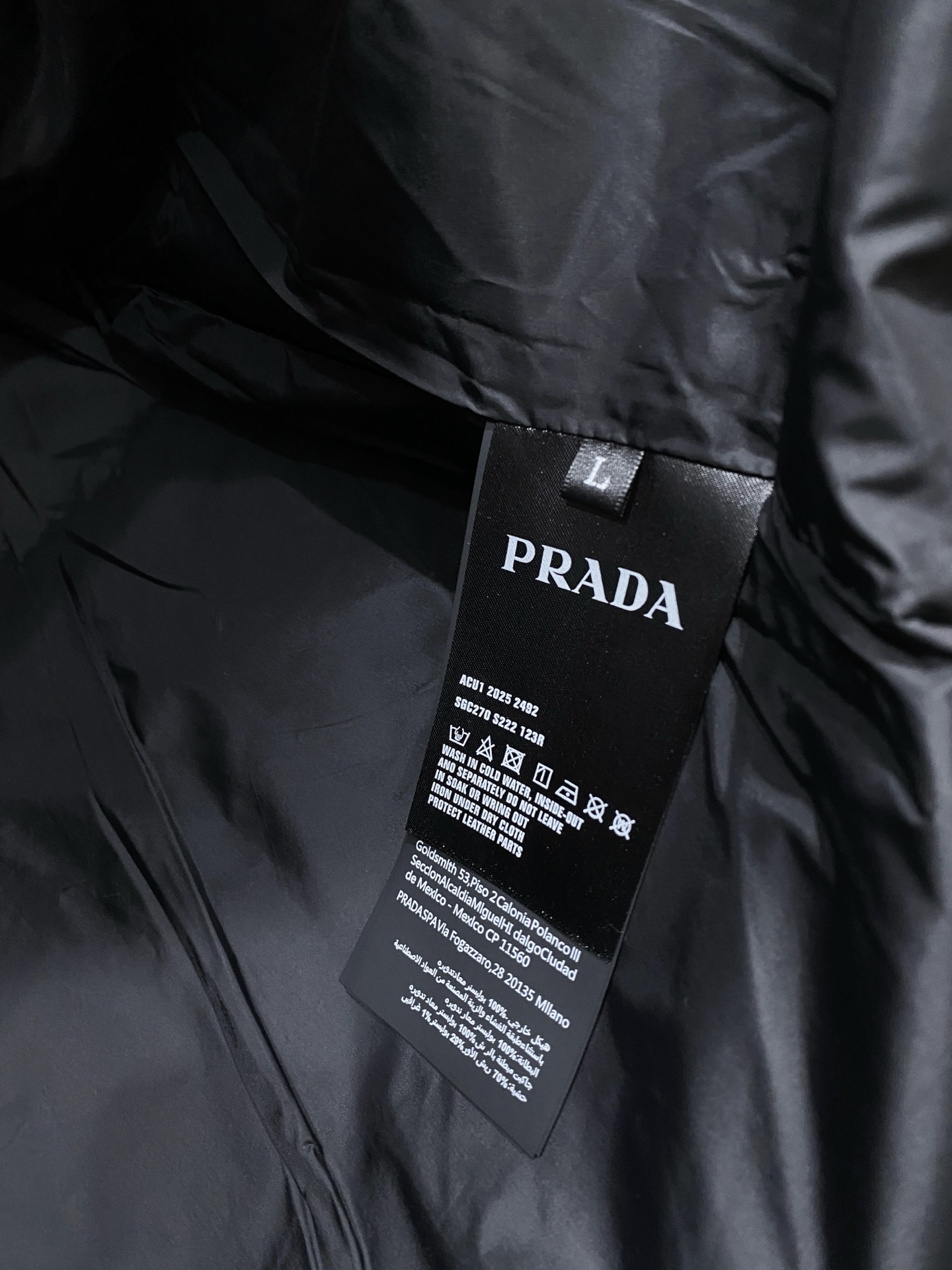 普拉达、2025最新款男士轻薄羽绒马甲、面料柔软舒适 ．上身版型超赞 ．拉链．辅料都是客供 、进口面料，