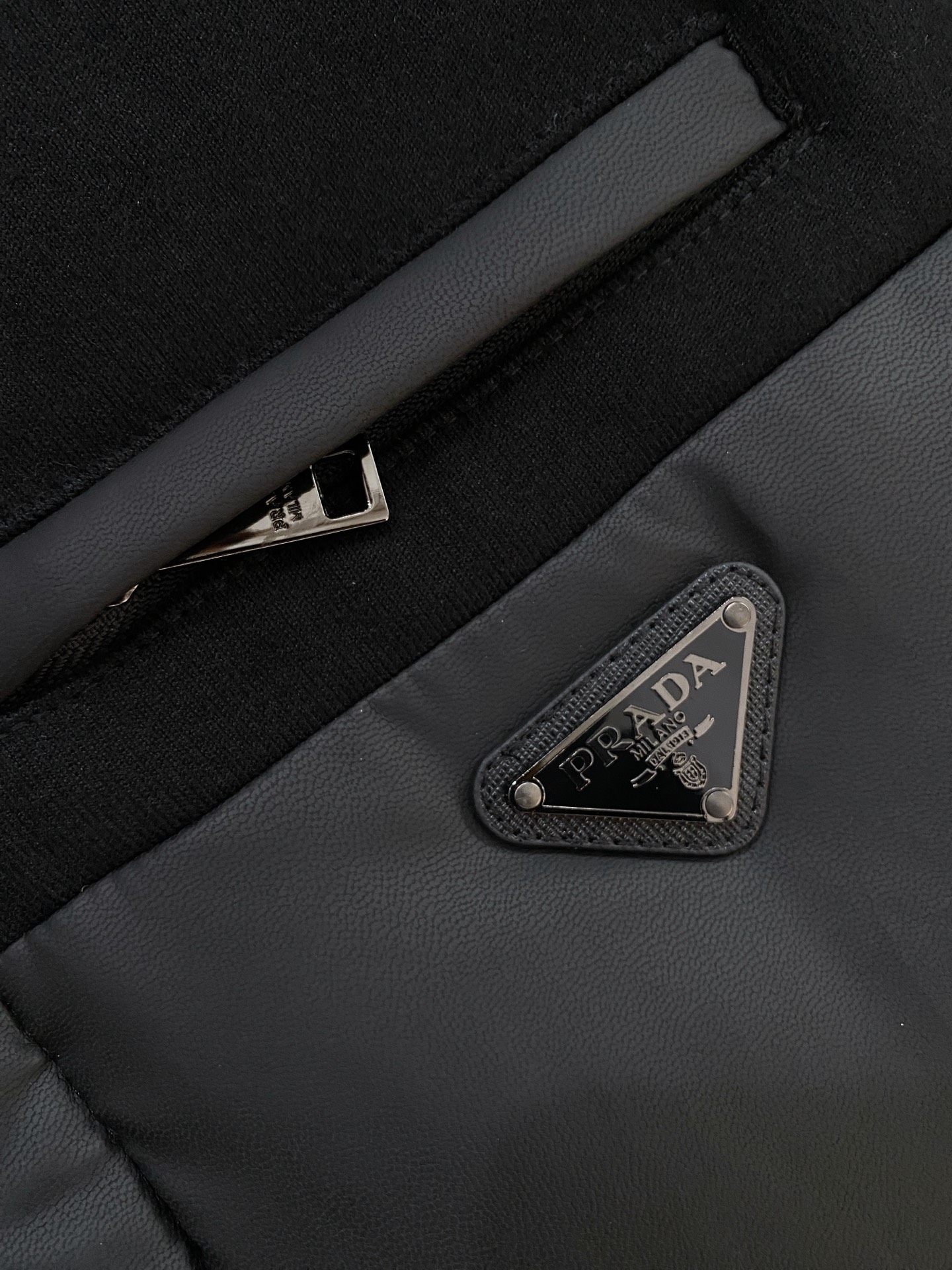 普拉达、2025最新款男士轻薄羽绒马甲、面料柔软舒适 ．上身版型超赞 ．拉链．辅料都是客供 、进口面料，