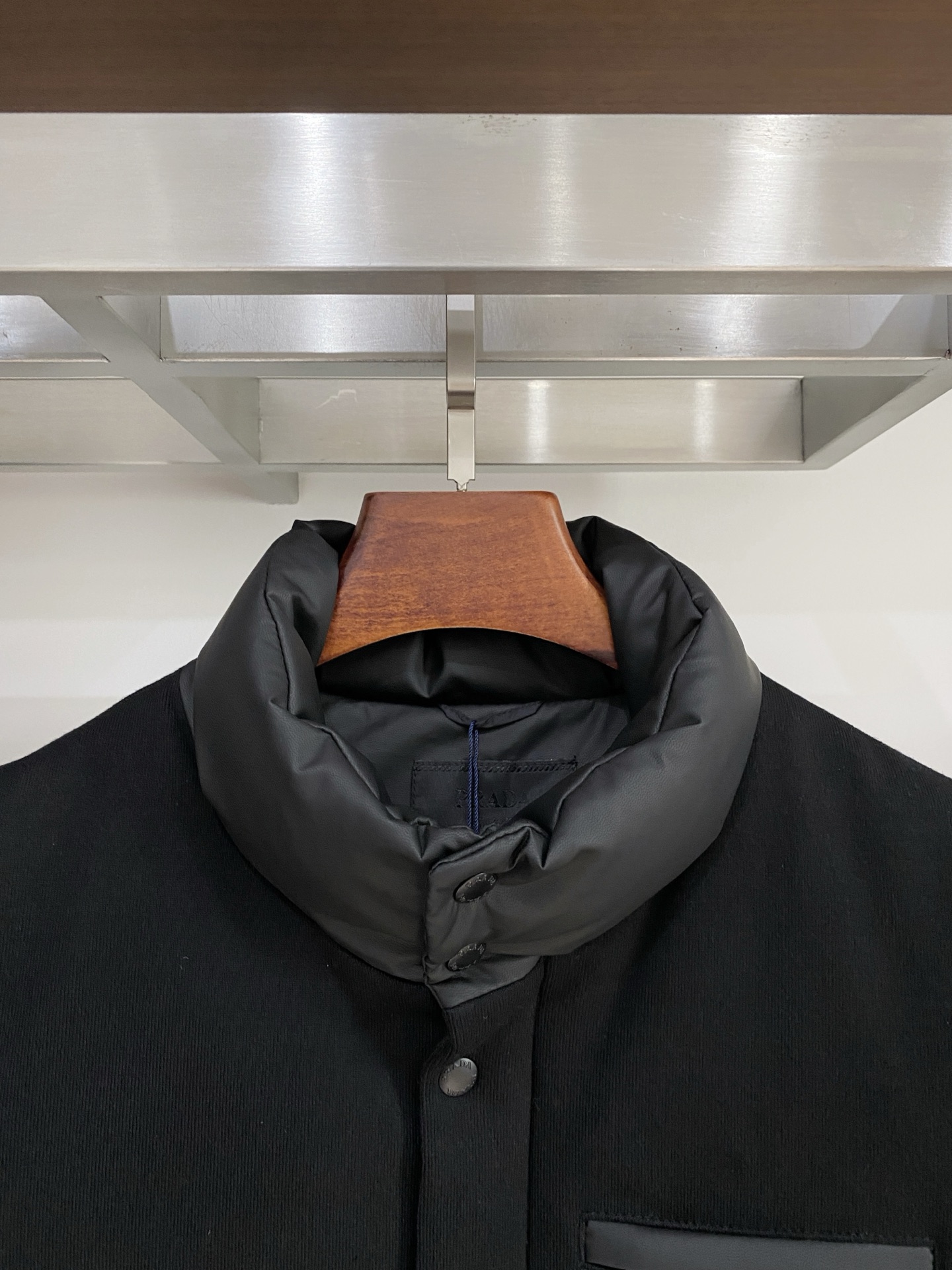 普拉达、2025最新款男士轻薄羽绒马甲、面料柔软舒适 ．上身版型超赞 ．拉链．辅料都是客供 、进口面料，