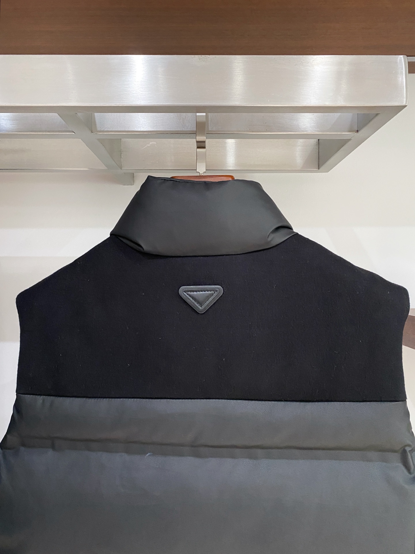 普拉达、2025最新款男士轻薄羽绒马甲、面料柔软舒适 ．上身版型超赞 ．拉链．辅料都是客供 、进口面料，