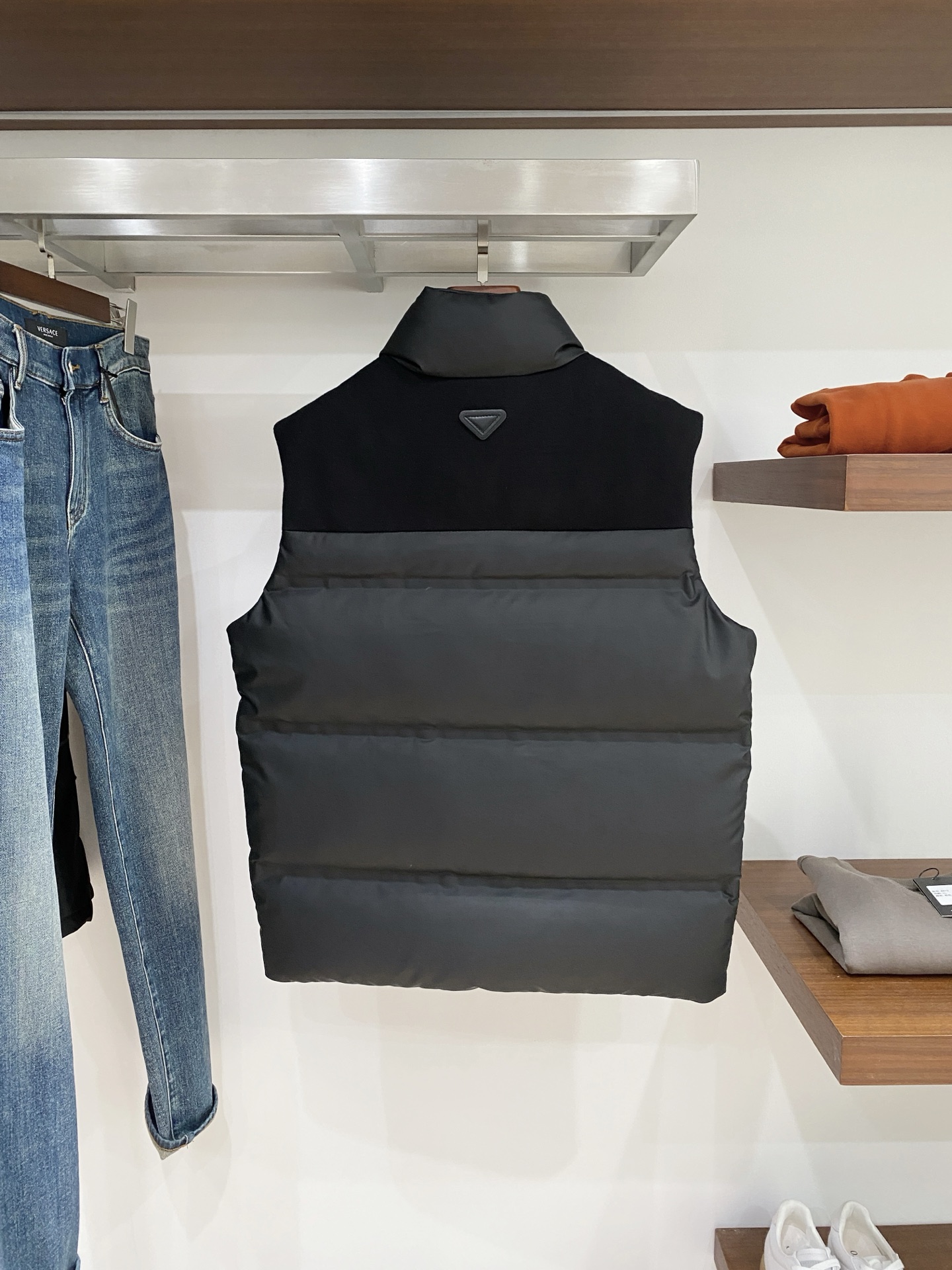 普拉达、2025最新款男士轻薄羽绒马甲、面料柔软舒适 ．上身版型超赞 ．拉链．辅料都是客供 、进口面料，