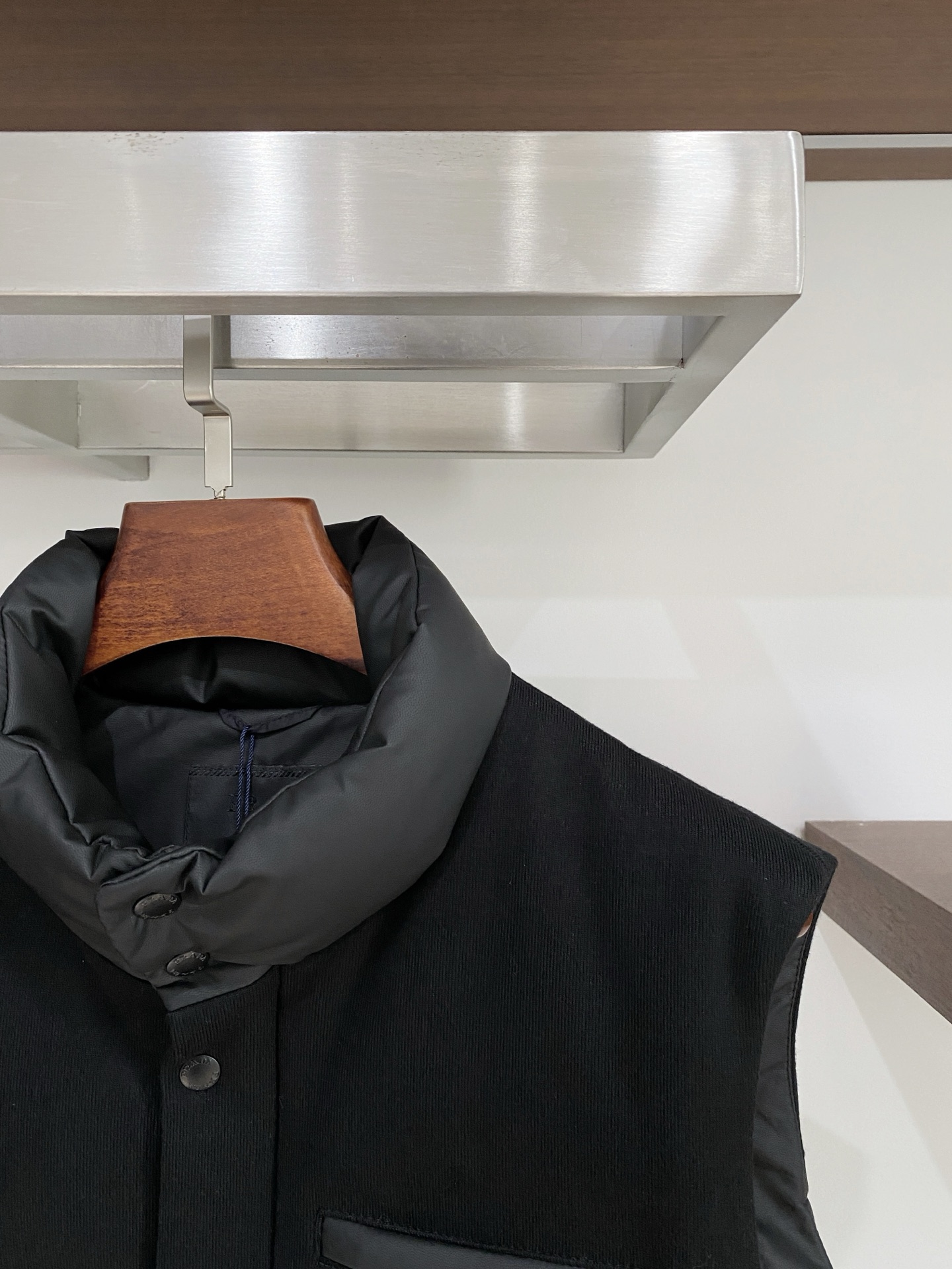 普拉达、2025最新款男士轻薄羽绒马甲、面料柔软舒适 ．上身版型超赞 ．拉链．辅料都是客供 、进口面料，