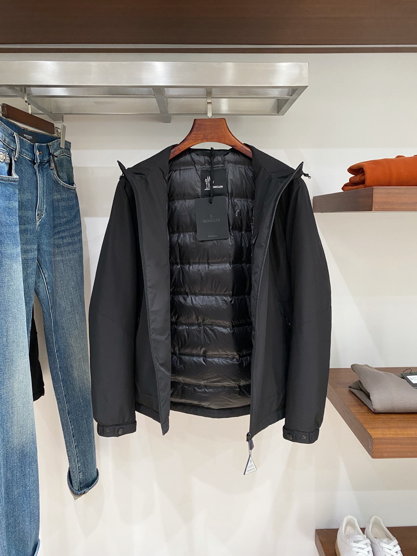蒙口、2025最新款男士轻薄羽绒夹克、面料柔软舒适 ．上身版型超赞 ．拉链．辅料都是客供 、进口面料，轻