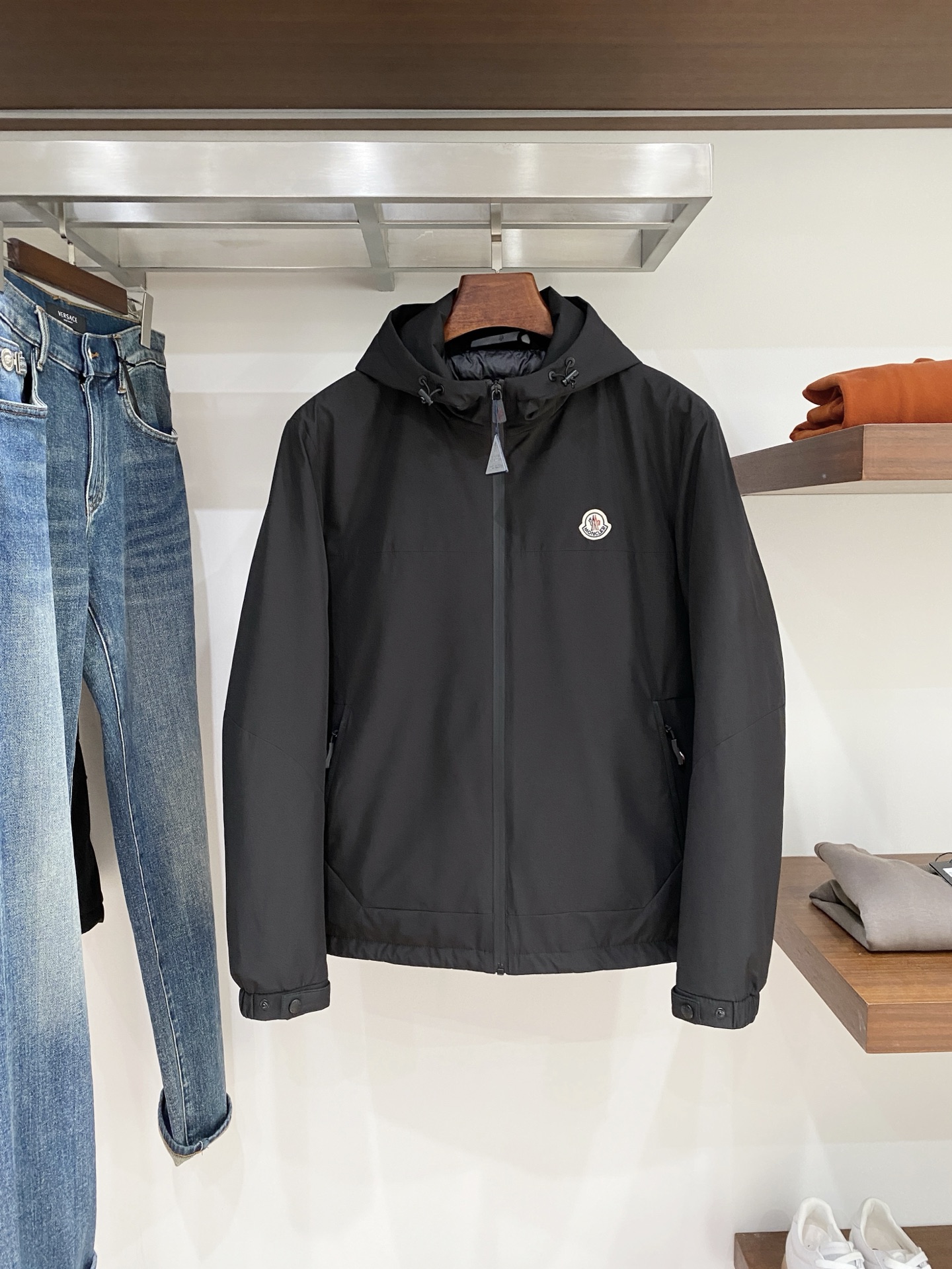 NO:685910,Covered mouth, the latest 2025 men's lightweight down jacket, the fabric is soft and comfortable.  The upper body shape is awesome.  zipper.  The accessories are all custom-supplied and imported fabrics, which are light and comfortable, warm and stylish, simple and elegant!  Lightweight and warm, the best choice to keep out the cold in autumn and winter. Size M-3XL, Moncler, jackets & coats, down jacket,19860909蒙口、2025最新款男士轻薄羽绒夹克、面料柔软舒适 ．上身版型超赞 ．拉链．辅料都是客供 、进口面料,轻便舒适,保暖有型、简单大方款式！轻便保暖、秋冬御寒的最佳选择 码数M-3XL,,Moncler,jackets & coats,down jacket,,Men's clothing