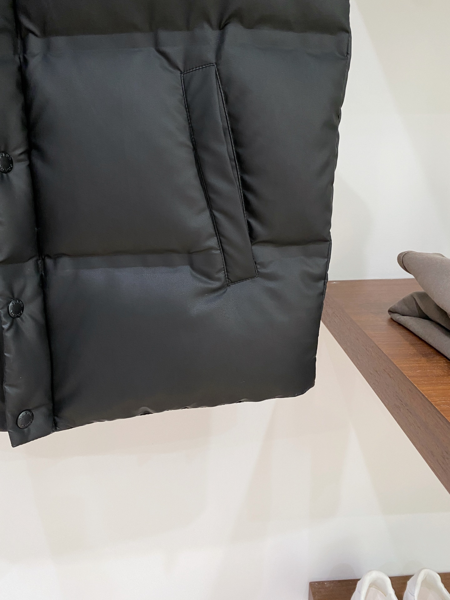 普拉达、2025最新款男士轻薄羽绒马甲、面料柔软舒适 ．上身版型超赞 ．拉链．辅料都是客供 、进口面料，