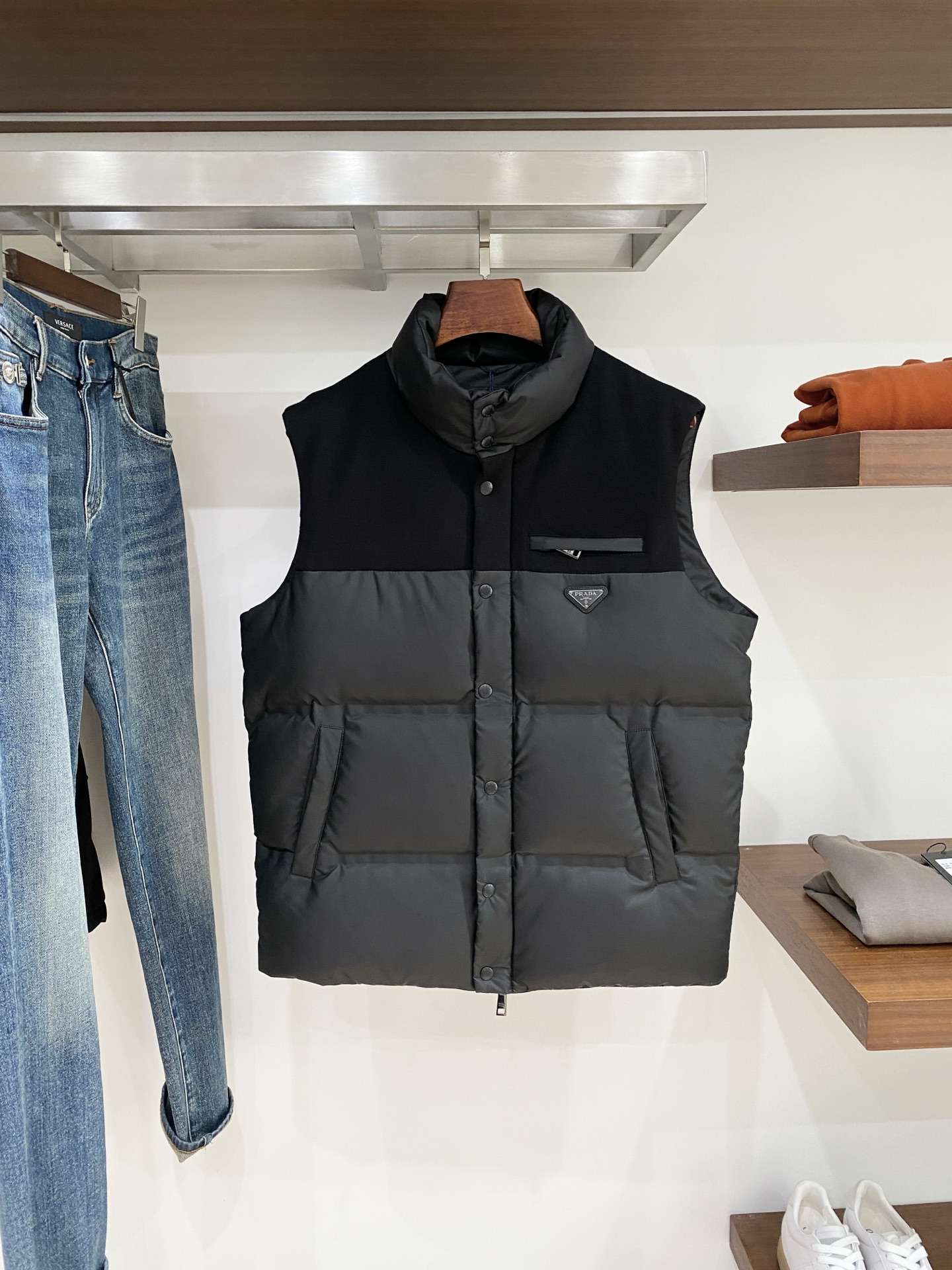 普拉达、2025最新款男士轻薄羽绒马甲、面料柔软舒适 ．上身版型超赞 ．拉链．辅料都是客供 、进口面料，