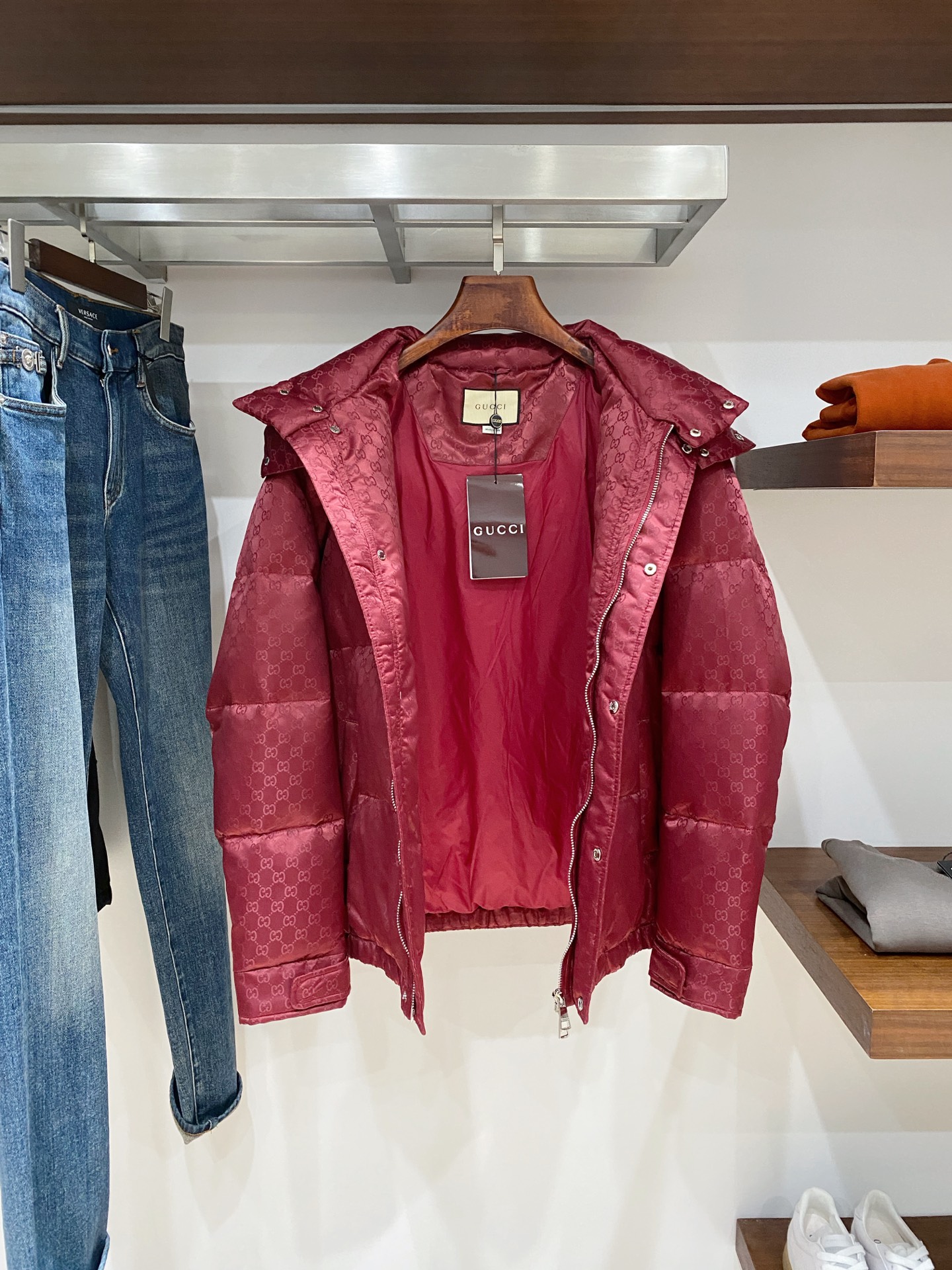 古奇、2025最新款男士轻薄羽绒服、面料柔软舒适 ．上身版型超赞 ．拉链．辅料都是客供 、进口面料，轻便