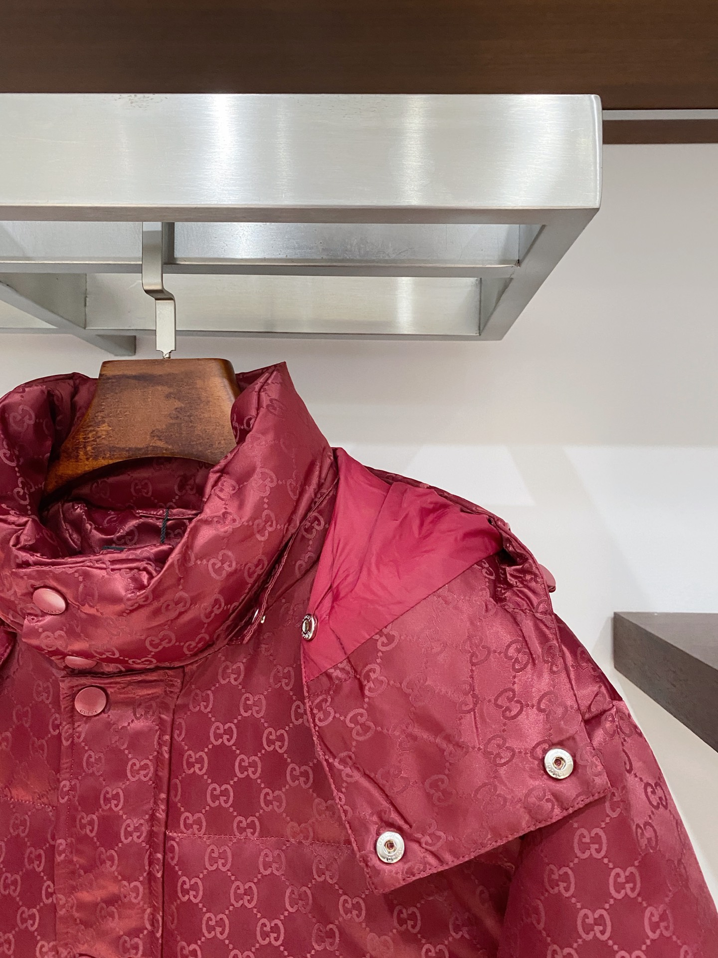 古奇、2025最新款男士轻薄羽绒服、面料柔软舒适 ．上身版型超赞 ．拉链．辅料都是客供 、进口面料，轻便