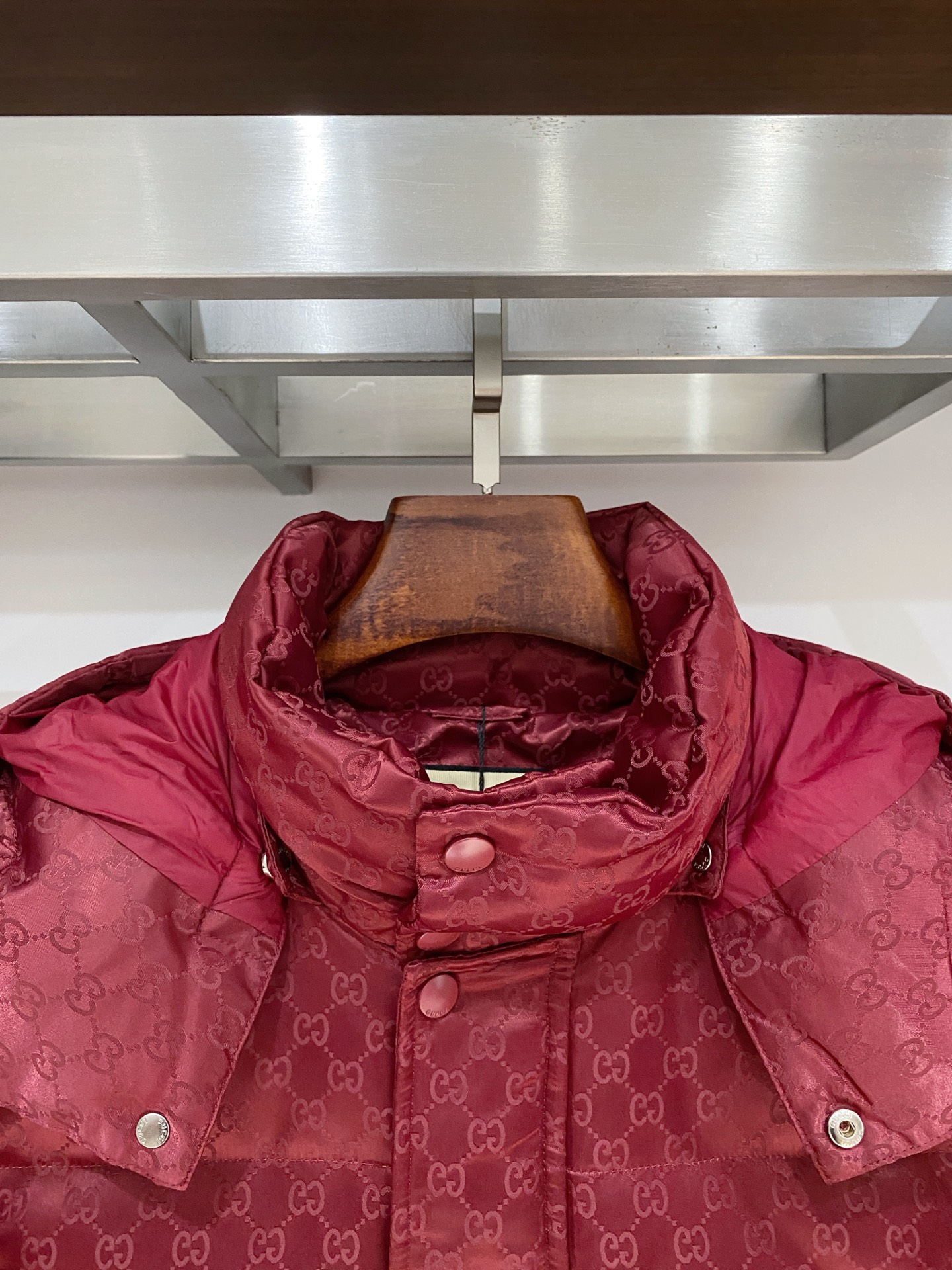 古奇、2025最新款男士轻薄羽绒服、面料柔软舒适 ．上身版型超赞 ．拉链．辅料都是客供 、进口面料，轻便