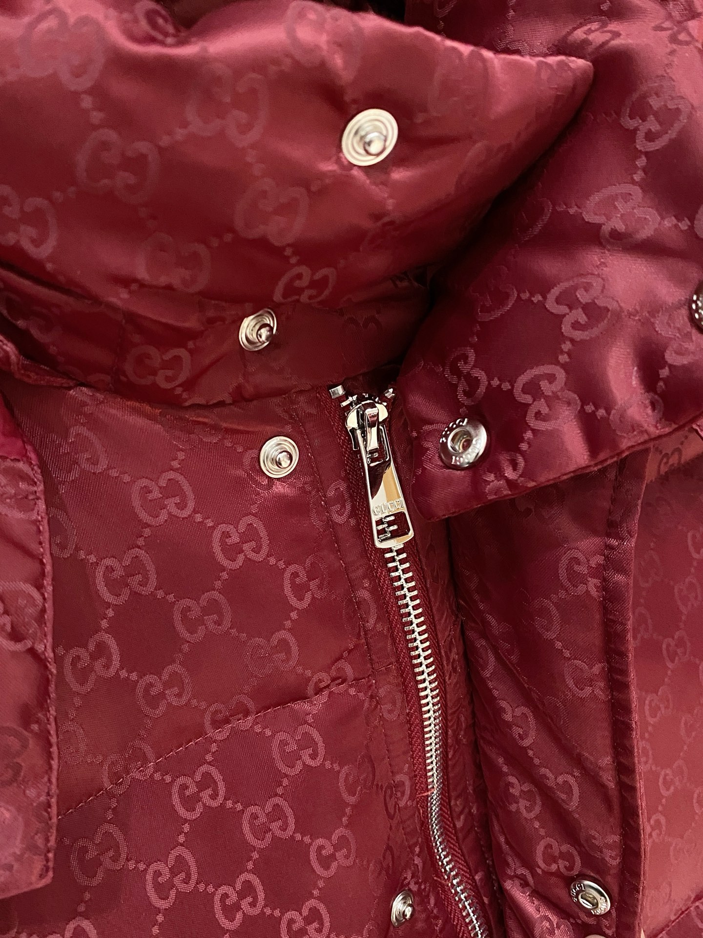 古奇、2025最新款男士轻薄羽绒服、面料柔软舒适 ．上身版型超赞 ．拉链．辅料都是客供 、进口面料，轻便