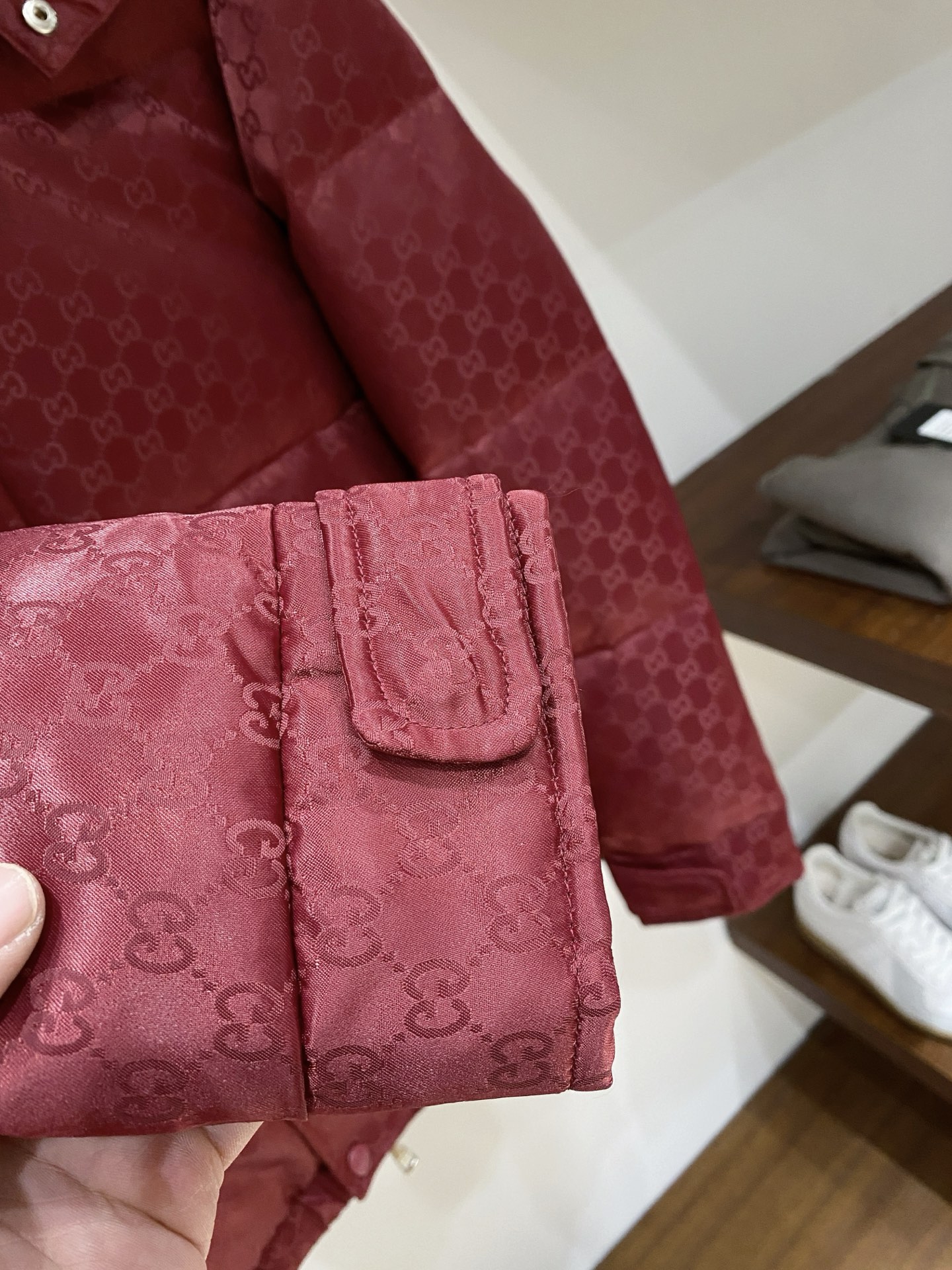 古奇、2025最新款男士轻薄羽绒服、面料柔软舒适 ．上身版型超赞 ．拉链．辅料都是客供 、进口面料，轻便