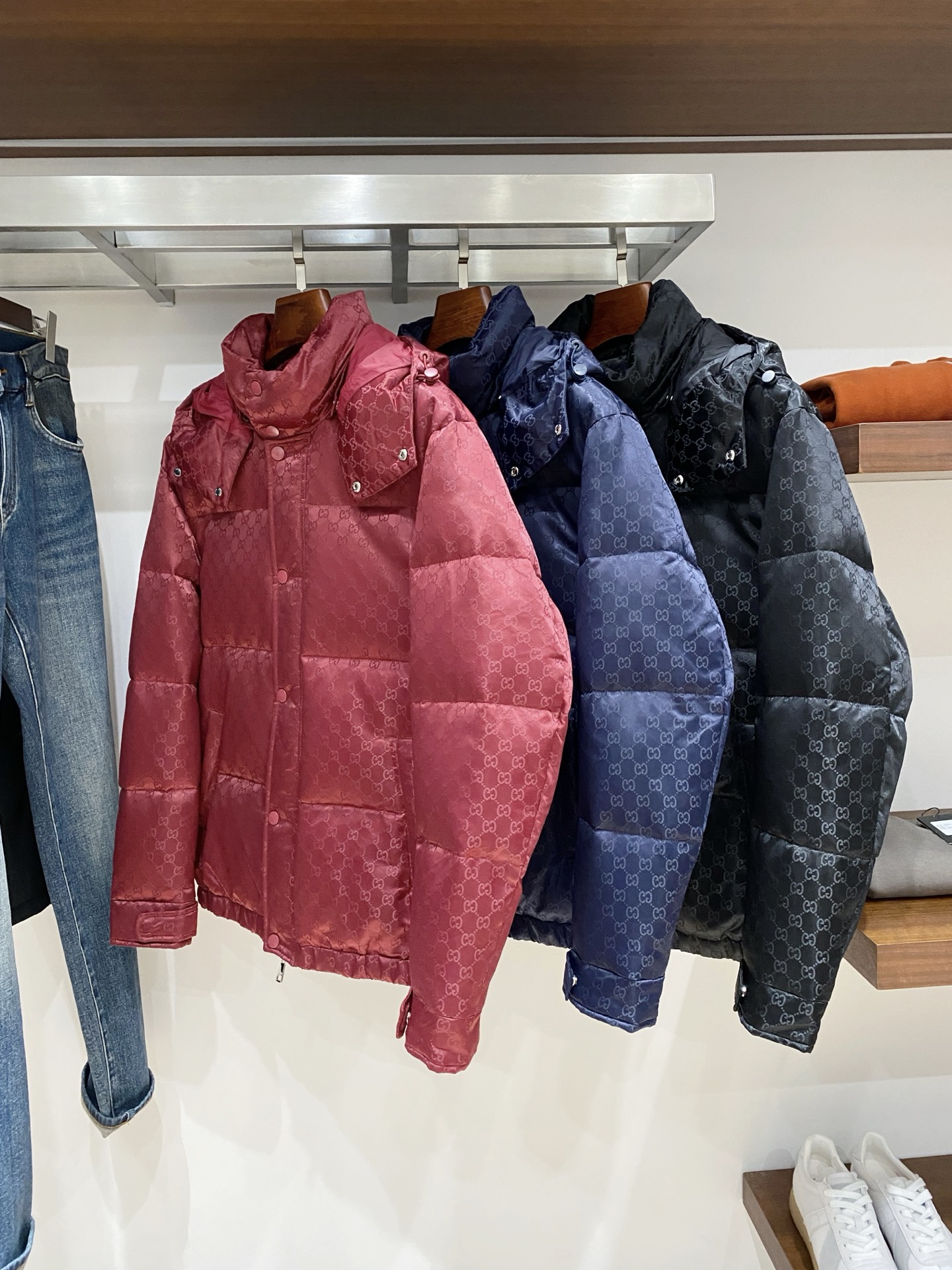 古奇、2025最新款男士轻薄羽绒服、面料柔软舒适 ．上身版型超赞 ．拉链．辅料都是客供 、进口面料，轻便