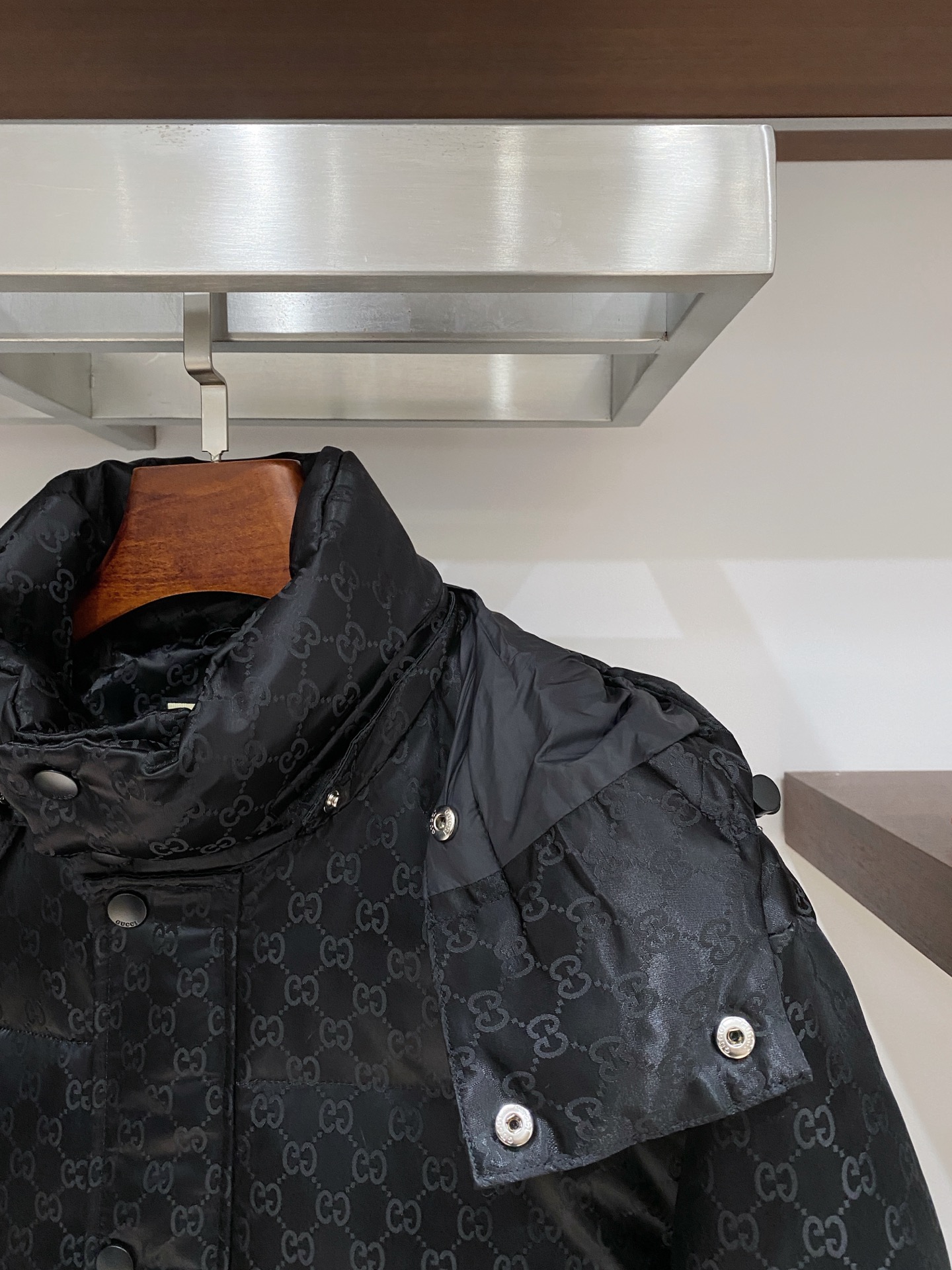 古奇、2025最新款男士轻薄羽绒服、面料柔软舒适 ．上身版型超赞 ．拉链．辅料都是客供 、进口面料，轻便