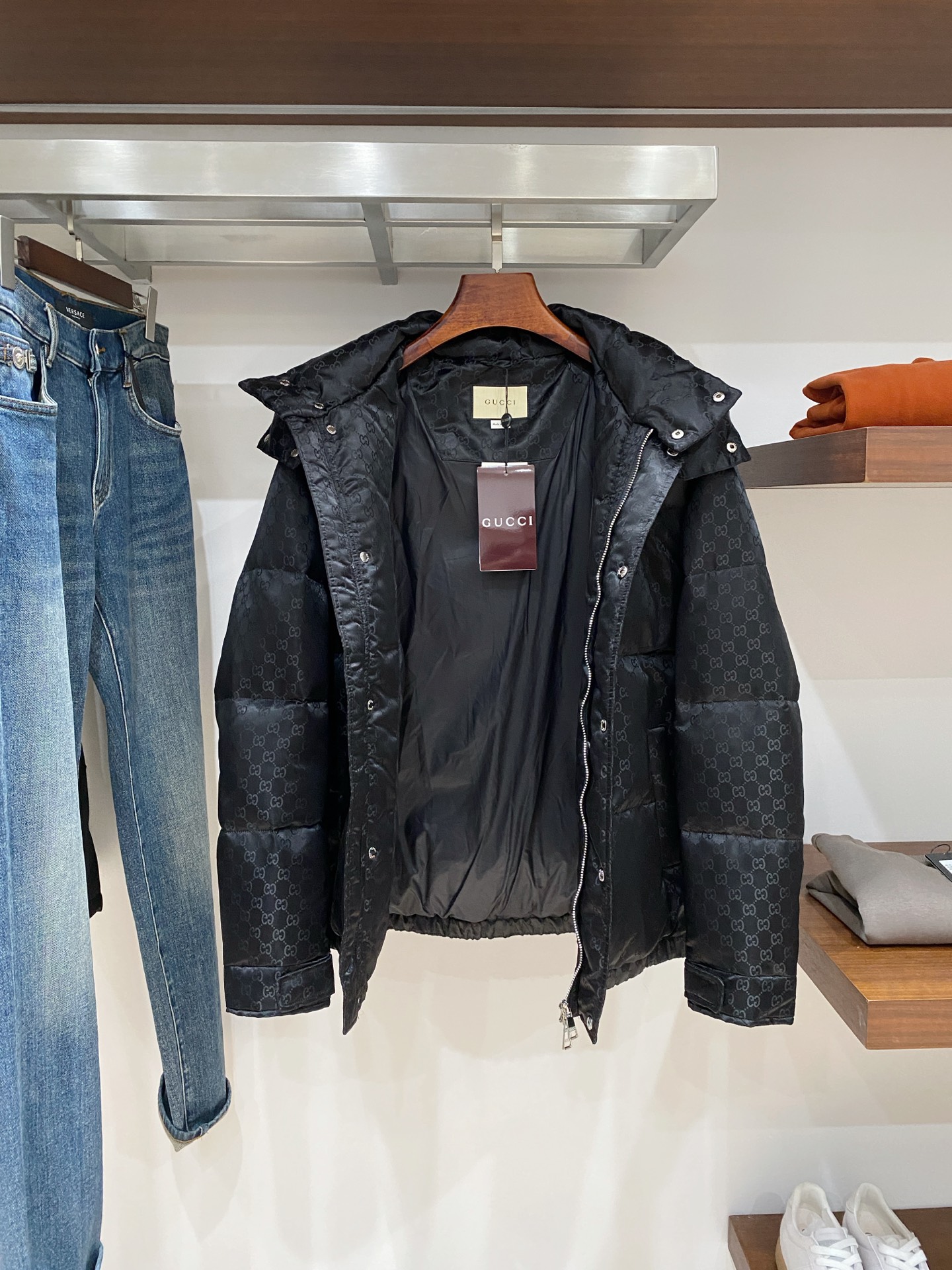 古奇、2025最新款男士轻薄羽绒服、面料柔软舒适 ．上身版型超赞 ．拉链．辅料都是客供 、进口面料，轻便