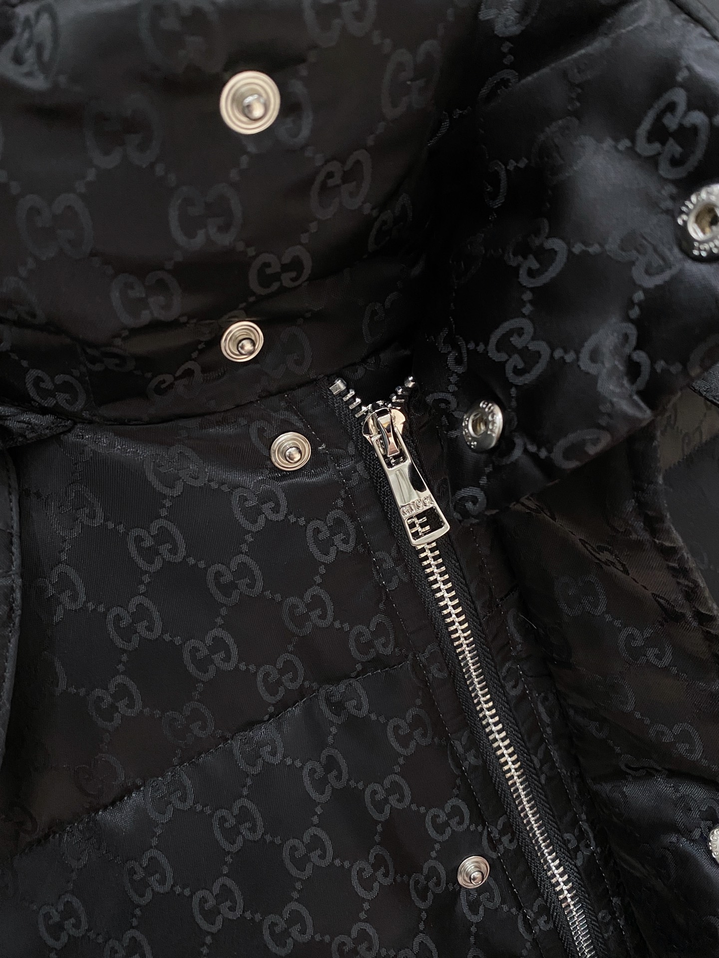 古奇、2025最新款男士轻薄羽绒服、面料柔软舒适 ．上身版型超赞 ．拉链．辅料都是客供 、进口面料，轻便