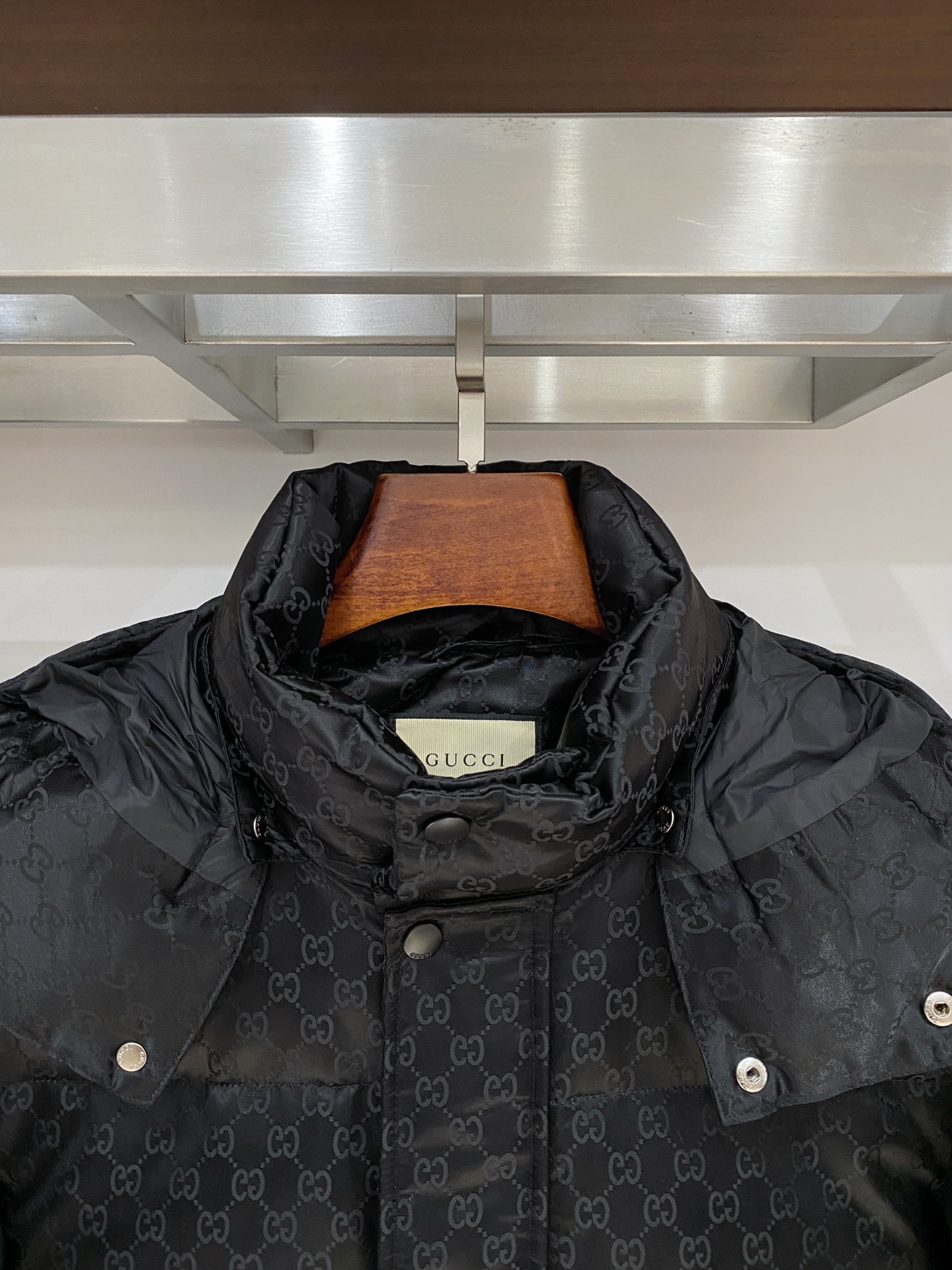 古奇、2025最新款男士轻薄羽绒服、面料柔软舒适 ．上身版型超赞 ．拉链．辅料都是客供 、进口面料，轻便