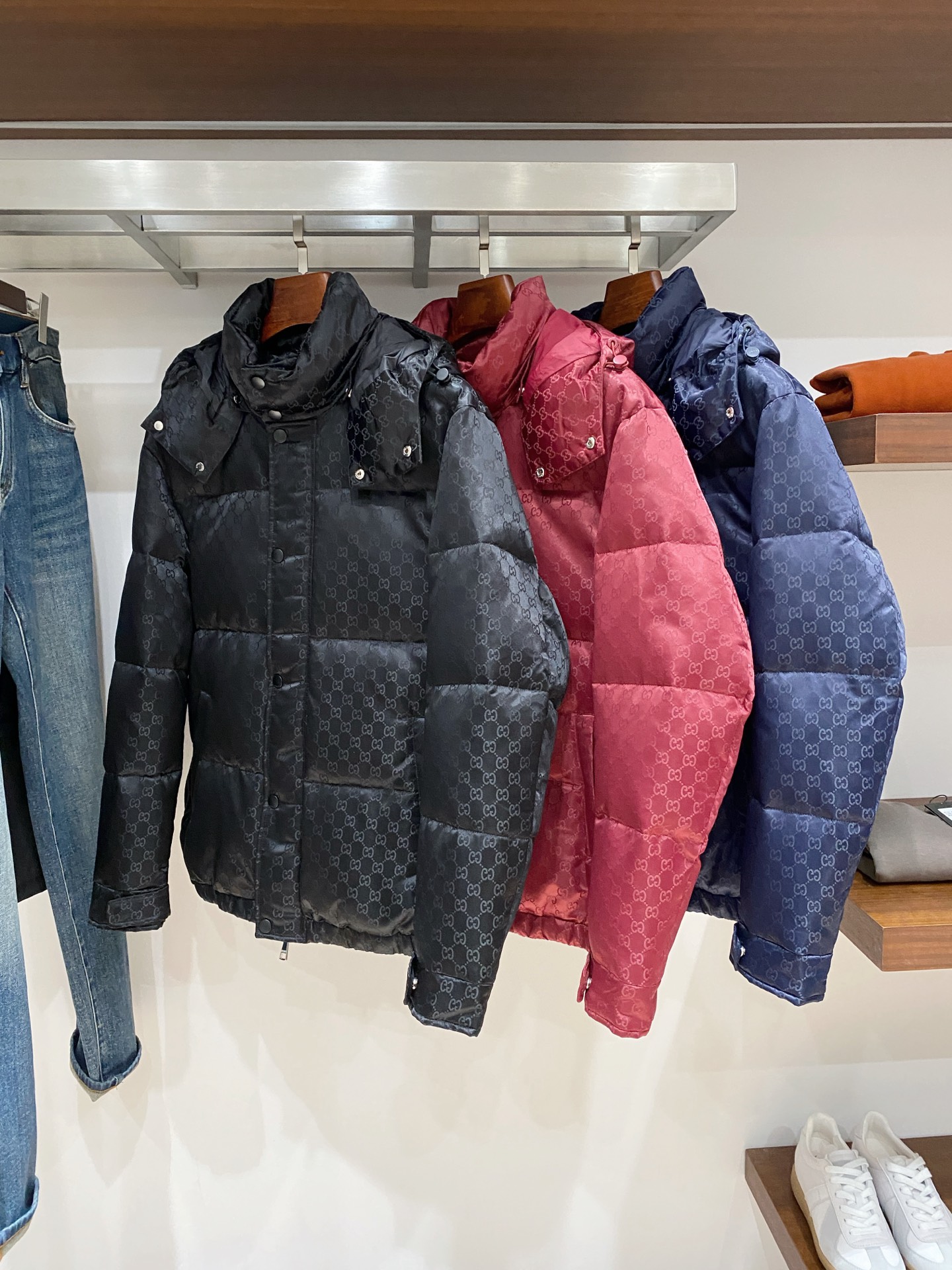 古奇、2025最新款男士轻薄羽绒服、面料柔软舒适 ．上身版型超赞 ．拉链．辅料都是客供 、进口面料，轻便