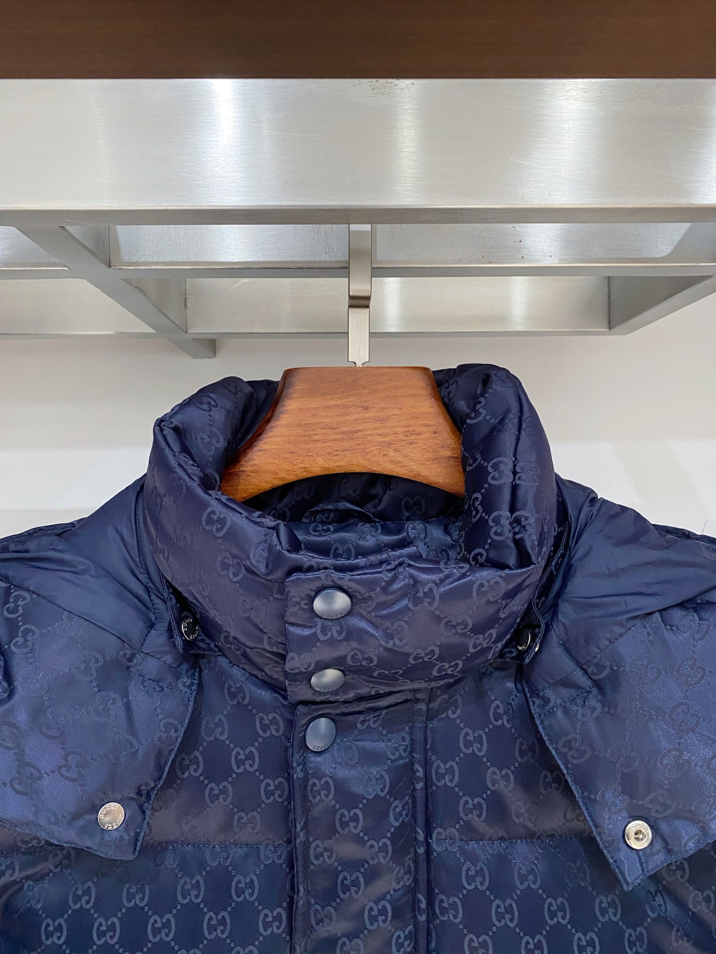 古奇、2025最新款男士轻薄羽绒服、面料柔软舒适 ．上身版型超赞 ．拉链．辅料都是客供 、进口面料，轻便