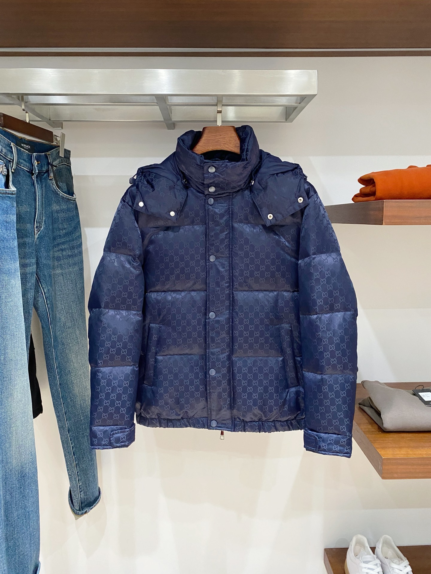 古奇、2025最新款男士轻薄羽绒服、面料柔软舒适 ．上身版型超赞 ．拉链．辅料都是客供 、进口面料，轻便