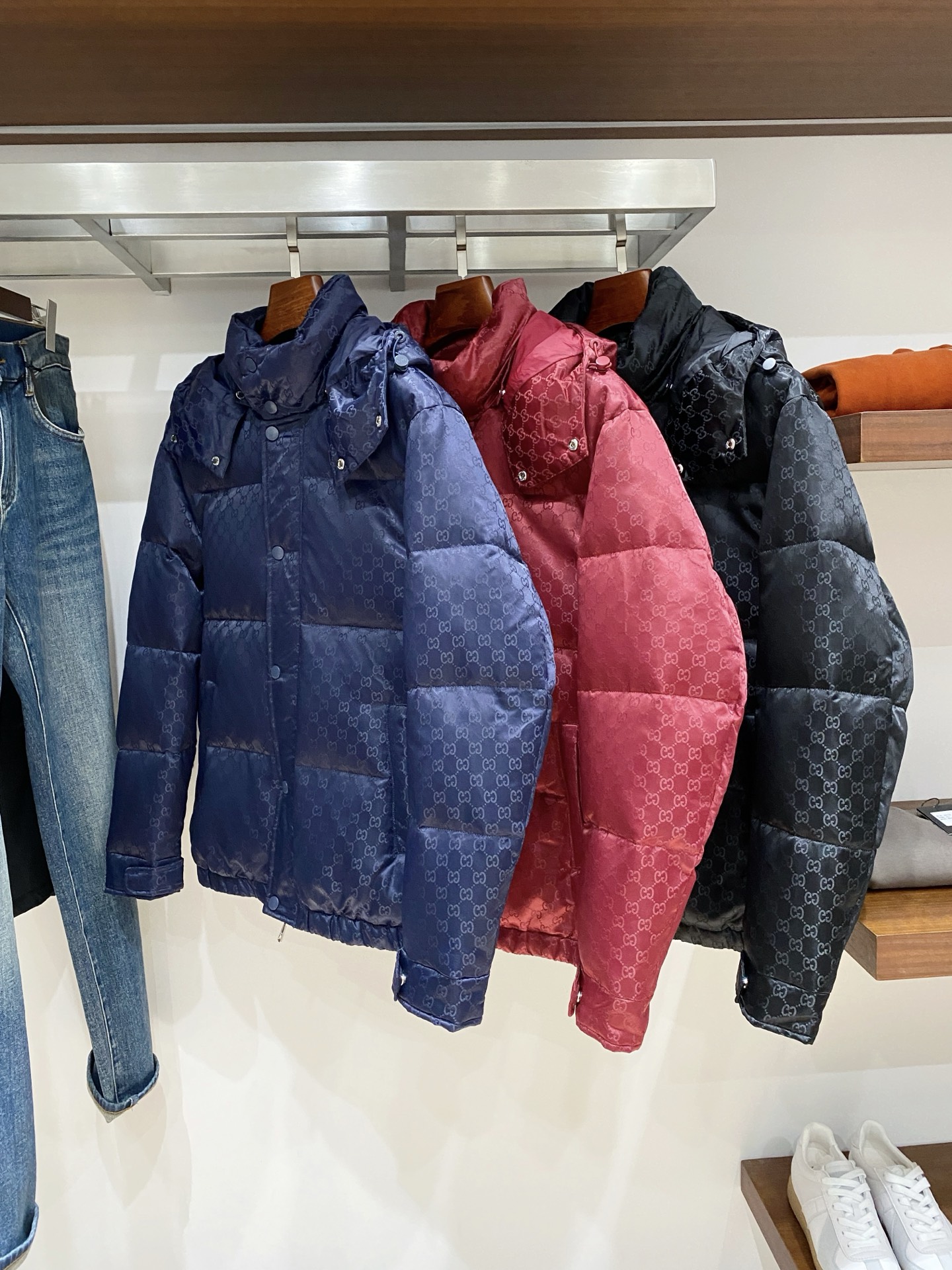 古奇、2025最新款男士轻薄羽绒服、面料柔软舒适 ．上身版型超赞 ．拉链．辅料都是客供 、进口面料，轻便