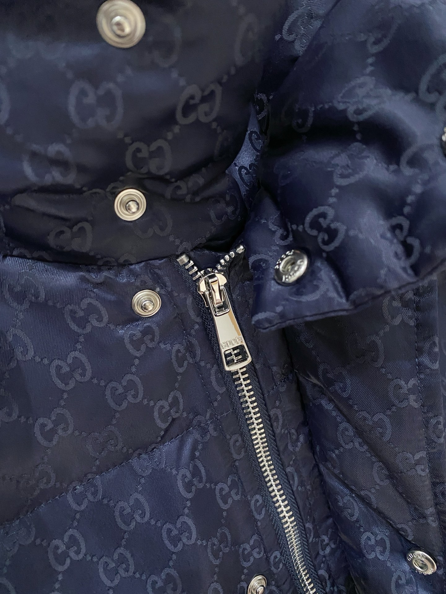 古奇、2025最新款男士轻薄羽绒服、面料柔软舒适 ．上身版型超赞 ．拉链．辅料都是客供 、进口面料，轻便